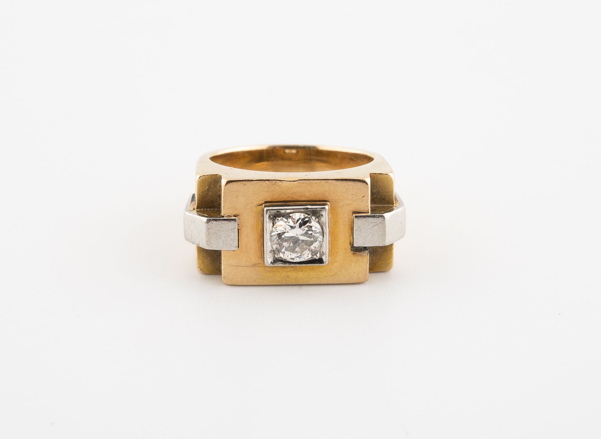 Null Bague chevalière en or jaune (750) et platine (850) centrée d'un diamant de&hellip;