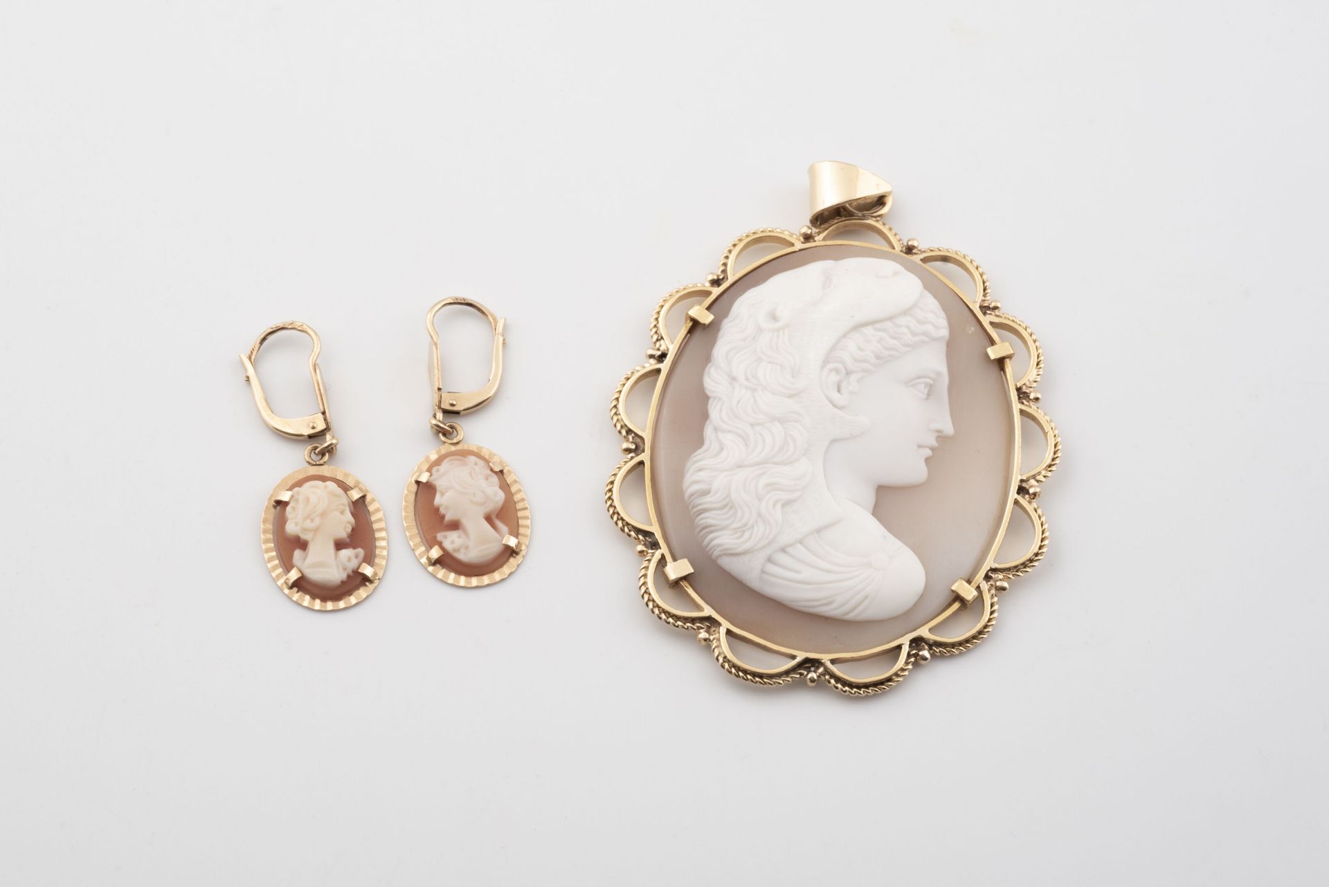 Null Yellow gold (750) pendant with a shell cameo in the profile of Hercules wea&hellip;