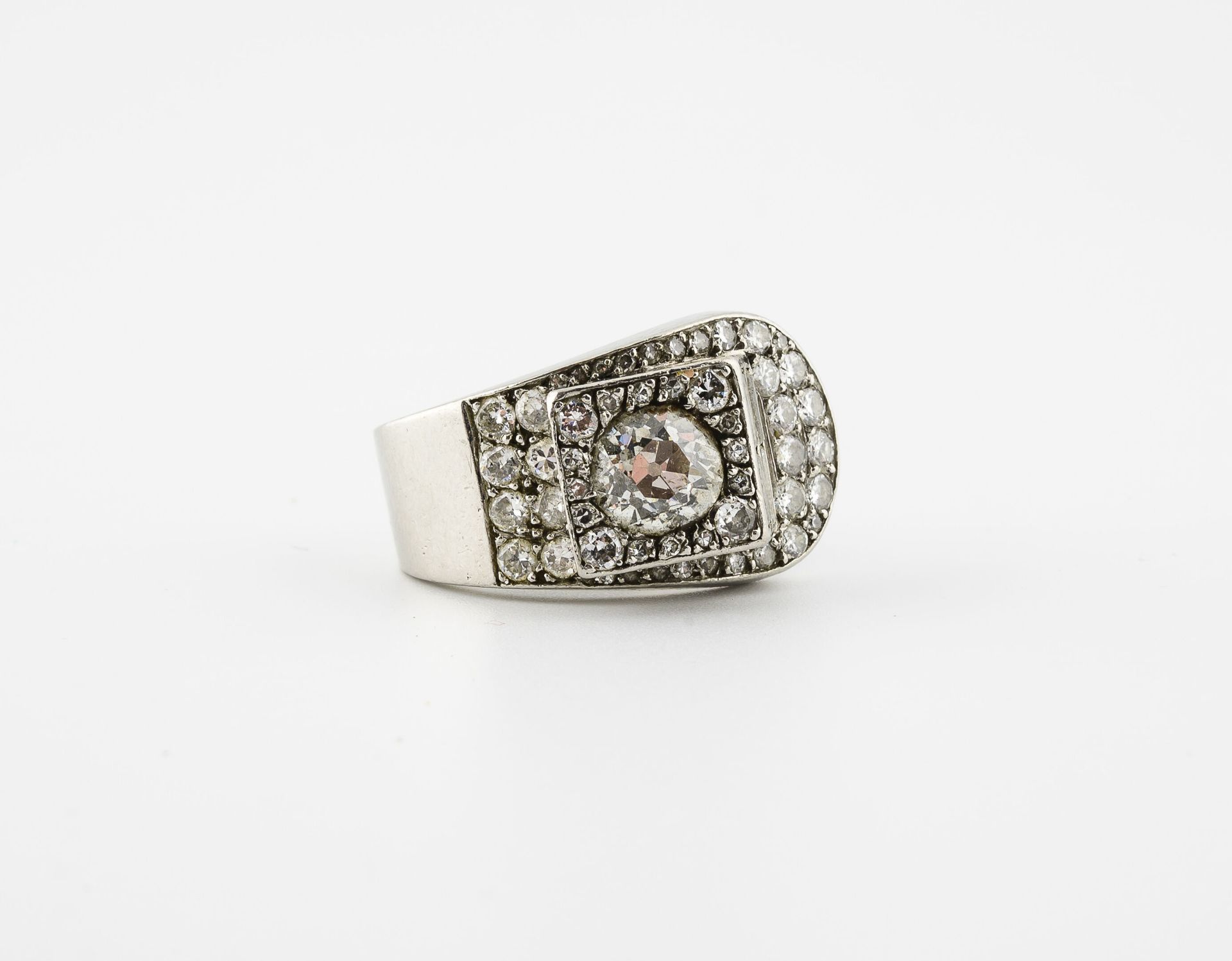 Null 重要的铂金(850)腰带戒指，镶嵌老式切割钻石，老式和现代的明亮式切割、八切割和长方形切割钻石。

中央钻石的大约重量：1.30-1.40克拉。

毛&hellip;
