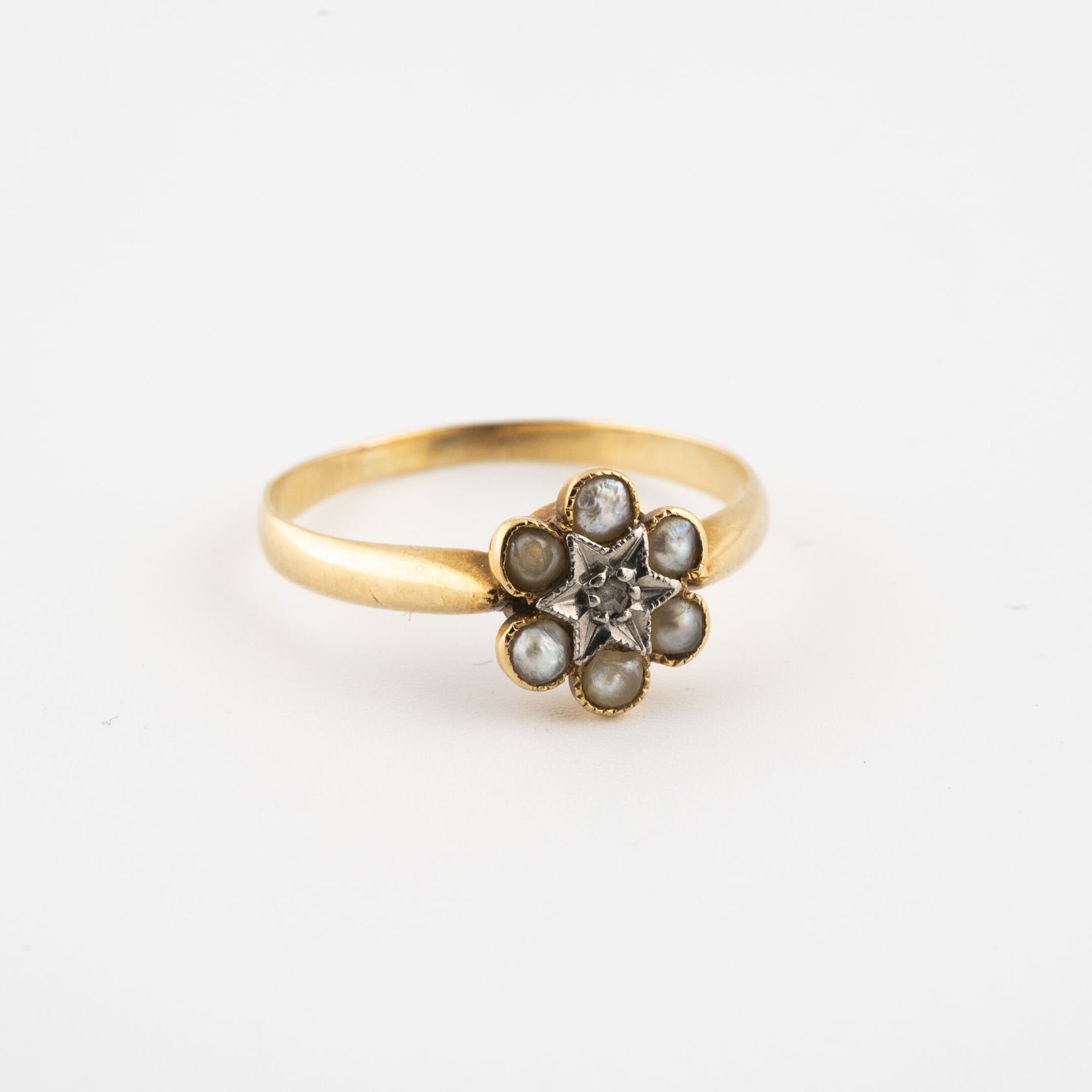 Null 精致的黄金（750）戒指，上面有一个菊花图案，以老式切割钻石为中心，镶嵌着白色马贝珍珠。

毛重：1.5克。- 手指大小：52。

磨损和撕裂。