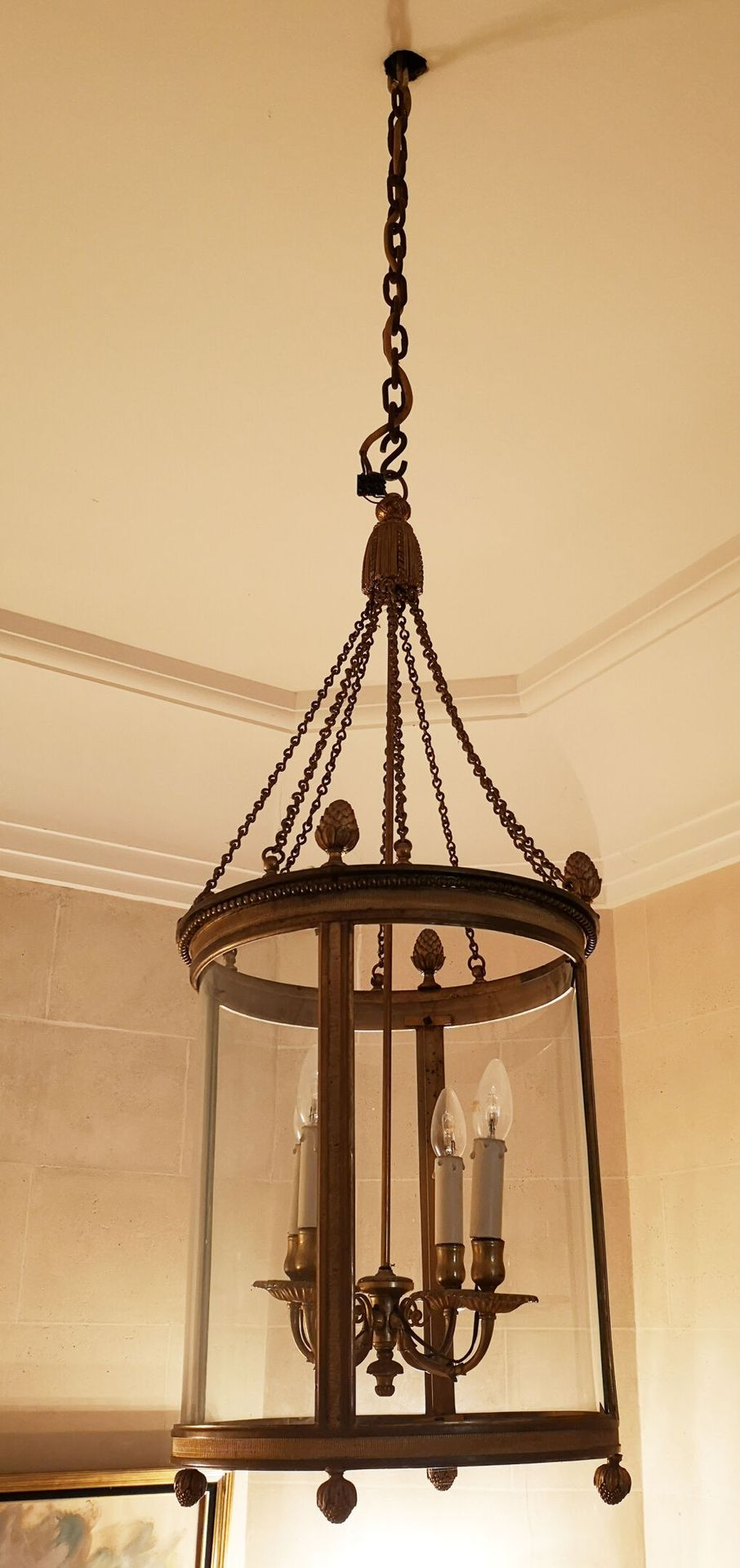 FRANCE, seconde moitié du XXème siècle 一个镀金的青铜和黄铜圆柱形灯笼，有一束四盏灯，顶部的钩子模仿了一个绒球。

路易十&hellip;