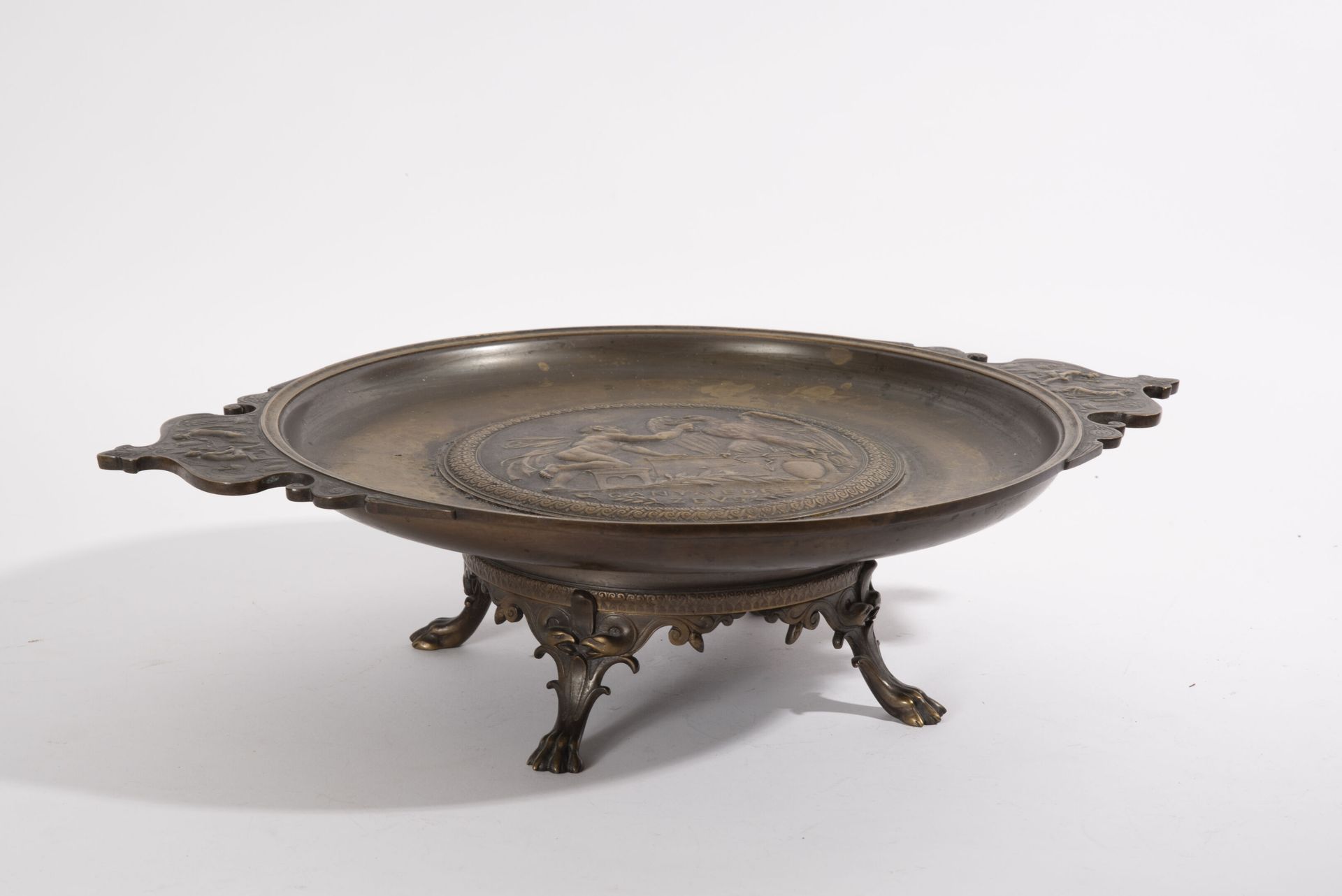 D'après Ferdinand LEVILLAIN (1837-1905) 一个有两只耳朵的圆形碗，安放在一个四角形的底座上。

青铜证明，有阴暗的古铜色，&hellip;