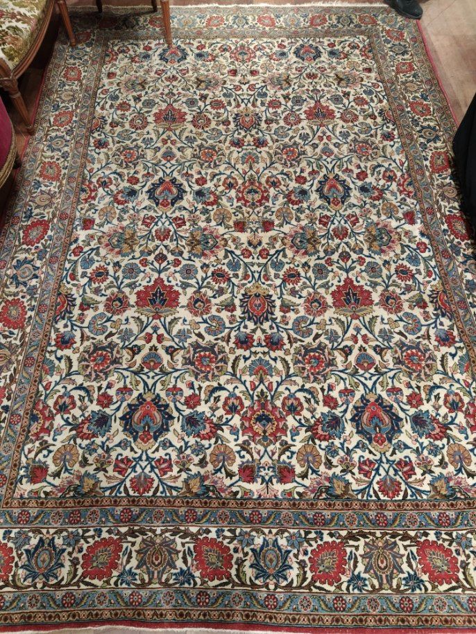 GHOUM, XXème siècle 
大型羊毛地毯，在奶油色的场地上有多色的花卉装饰。




边框有五条带子，中央的带子比较宽，在奶油色的背景上装饰有花纹&hellip;