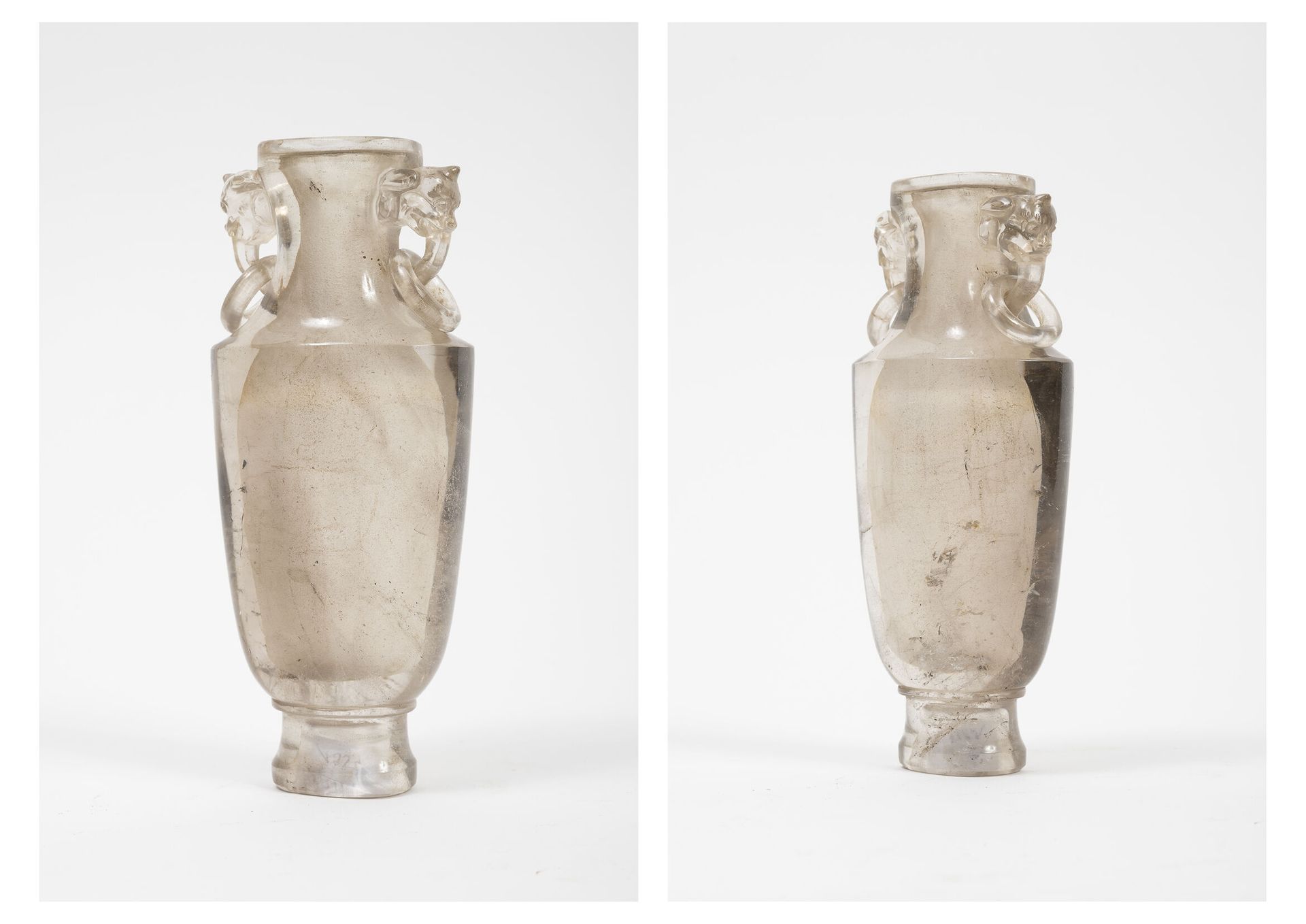 CHINE, XXème siècle 一个小的岩石水晶花瓶，高跟鞋上有一个扁平的身体，两个把手有奇美拉头和移动环。

H.15厘米。

一些裂缝和瑕疵，微小的&hellip;