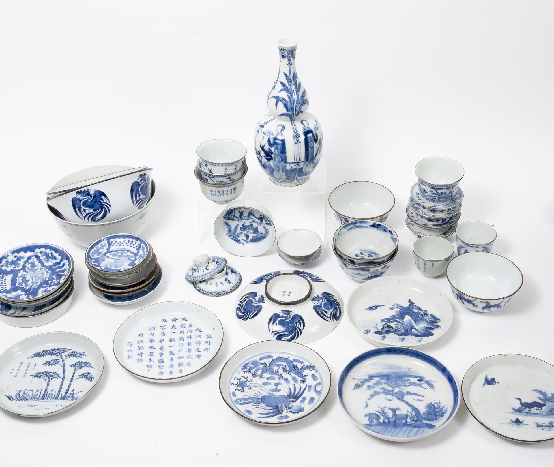 CHINE ou VIETNAM, XIXème-XXème siècles Set of white-blue porcelain pieces decora&hellip;