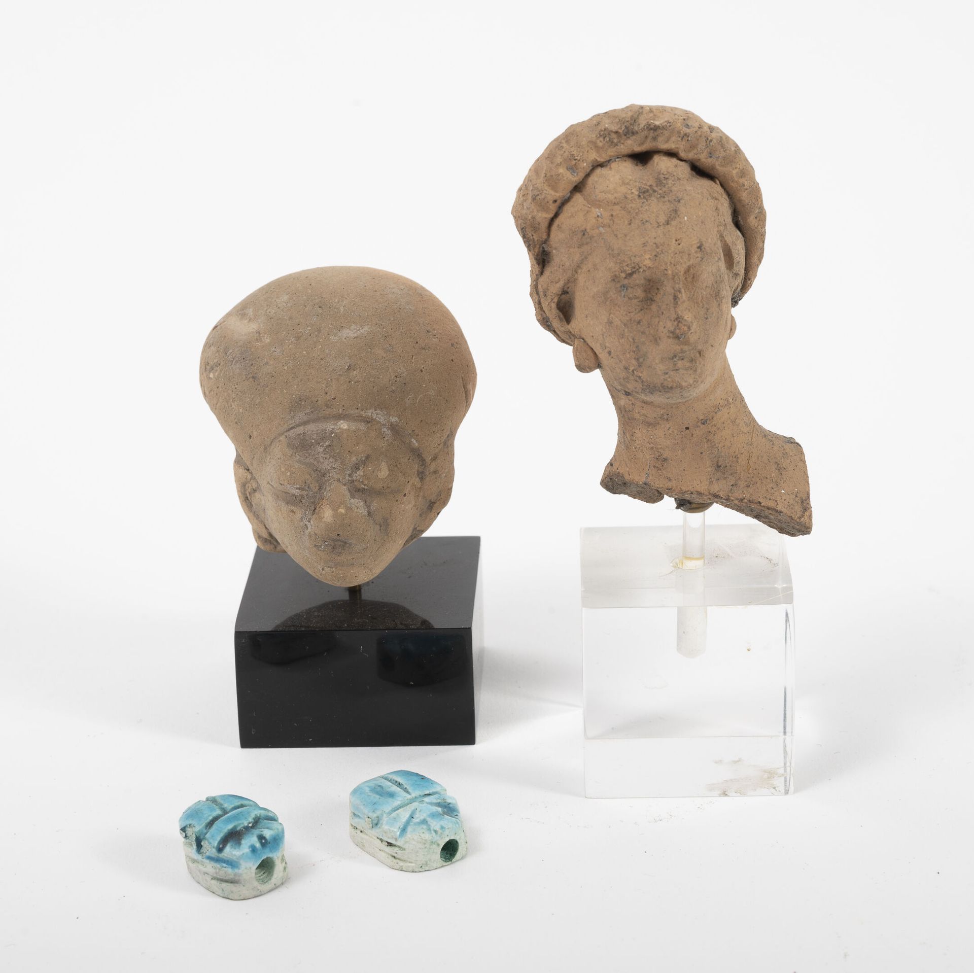 Null Two terracotta heads 

- one in the Tolita style. H. (without base) : 4 cm.&hellip;