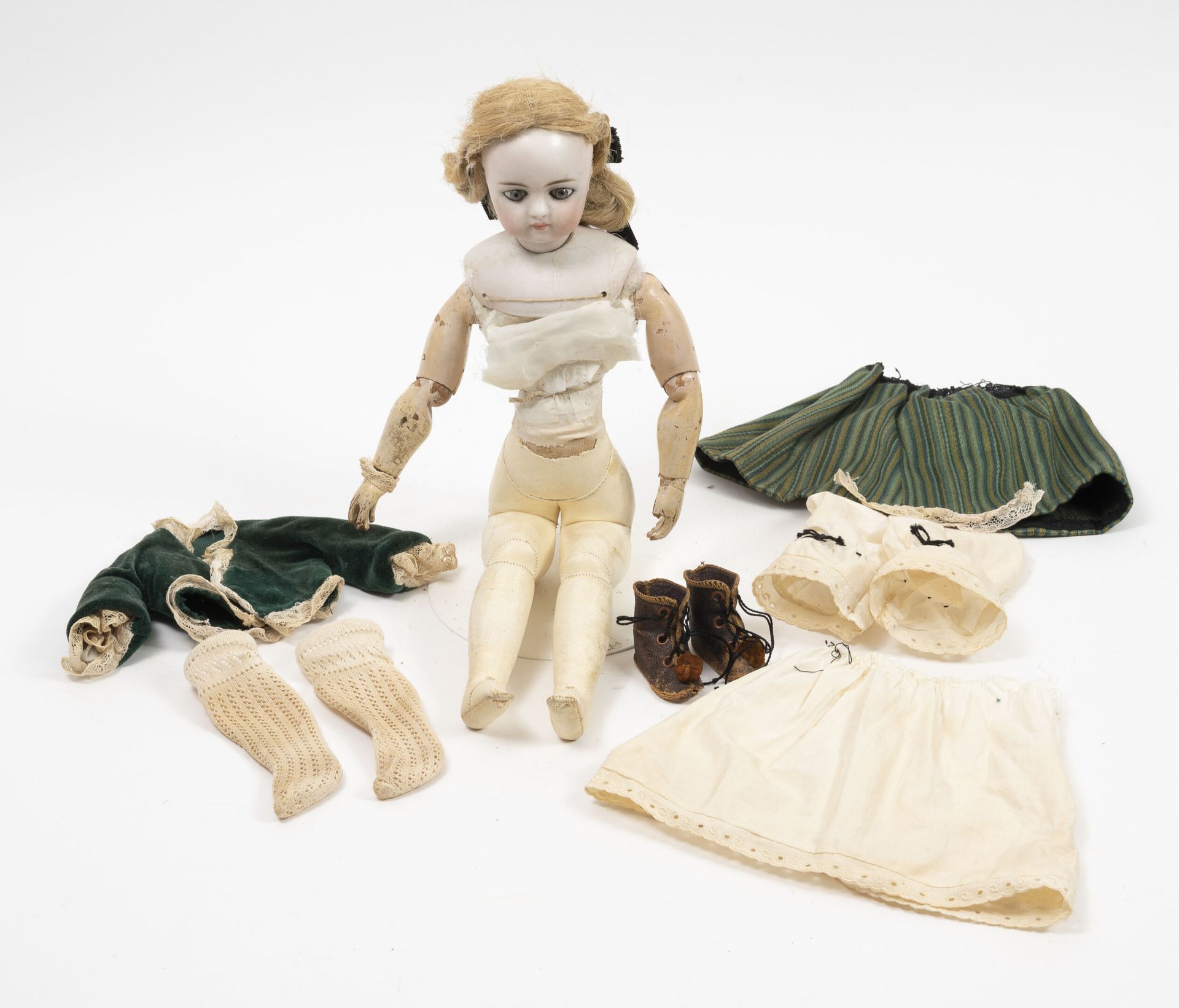 Poupée attribuée à BELTON Parisian type doll.

Full swivel head on a Belton-type&hellip;