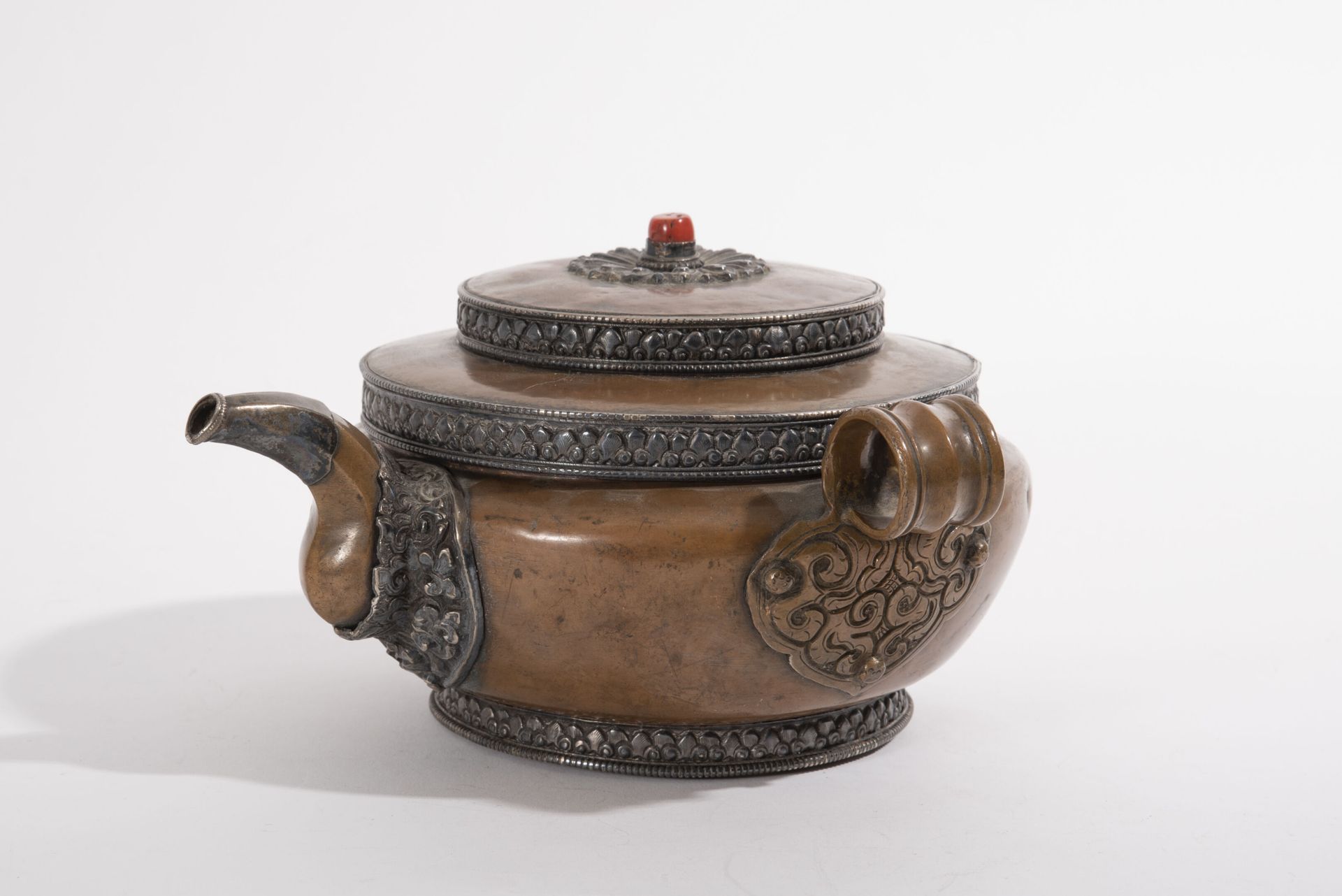 TIBET, fin du XIXème siècle, Covered copper pot on heel, decorated with friezes &hellip;