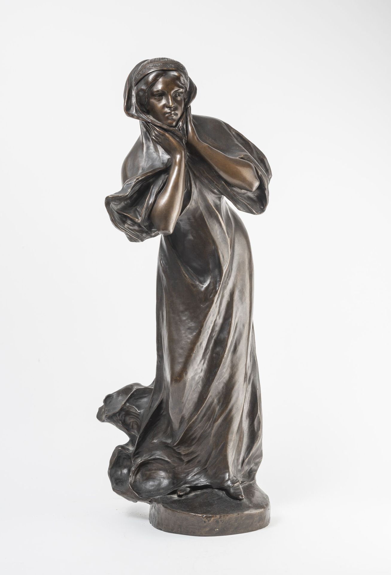 Ecole de la fin du XIXème- début du XXème siècle 风中的女人，用双手托着下巴的衣领。

铜质证明，带有棕色铜锈。&hellip;