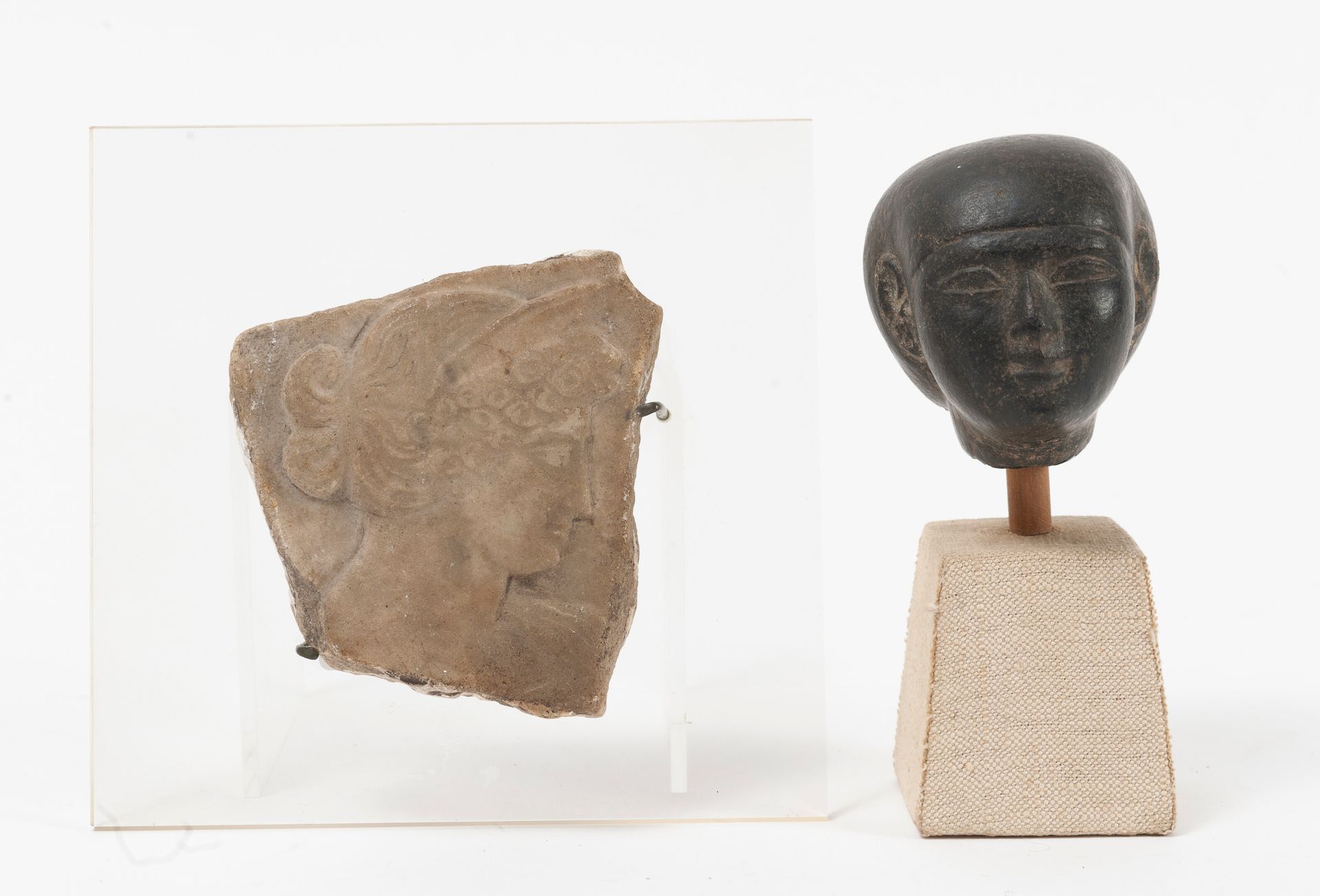 Dans le goût égyptien 黑石中的女性头像。

基座。

高度：5.5厘米。

磨损，破损。

ON JOINT :

一块浮雕的碎片，展示了&hellip;