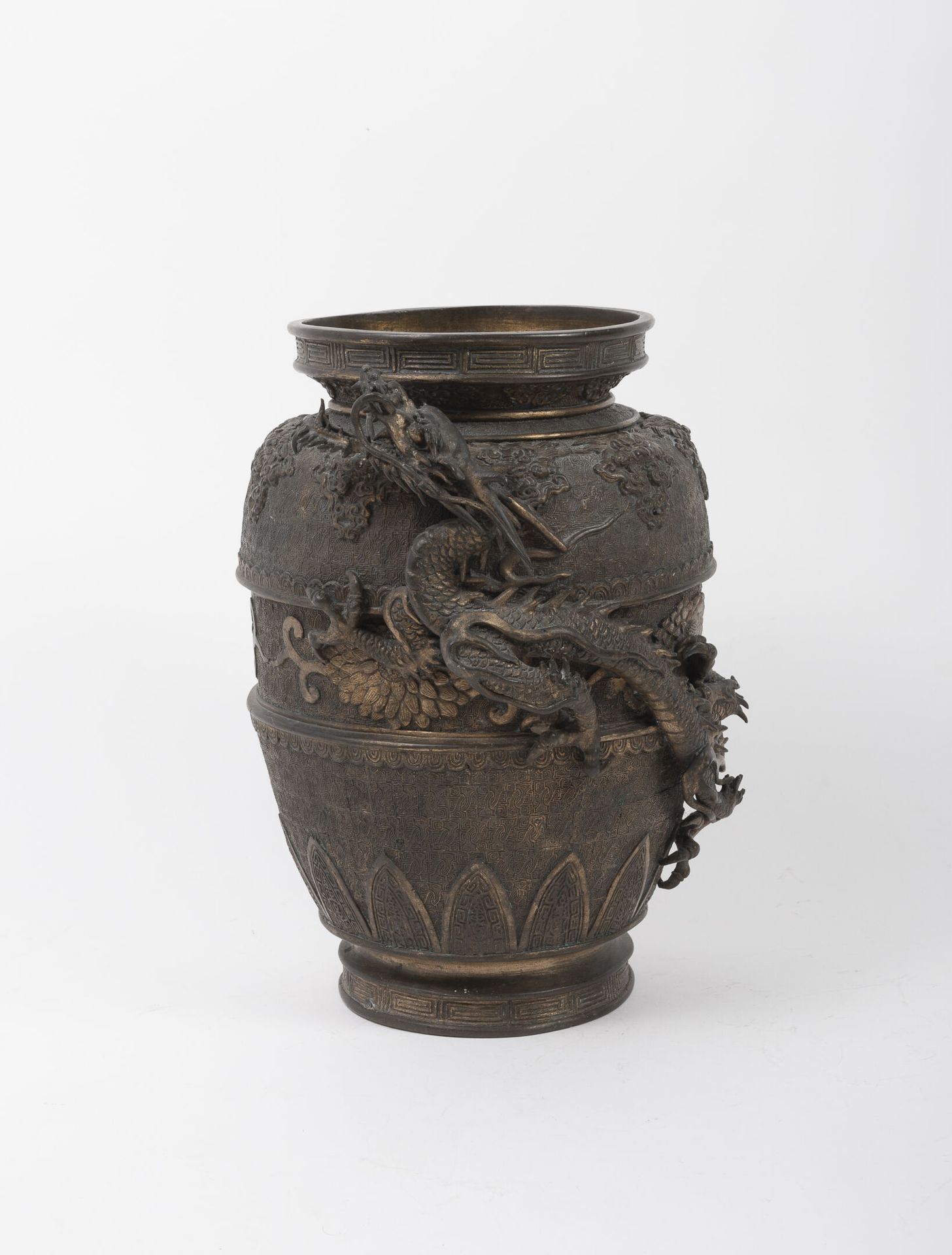 JAPON, fin du XIXème siècle Un vaso a balaustro su un piccolo tacco con un collo&hellip;