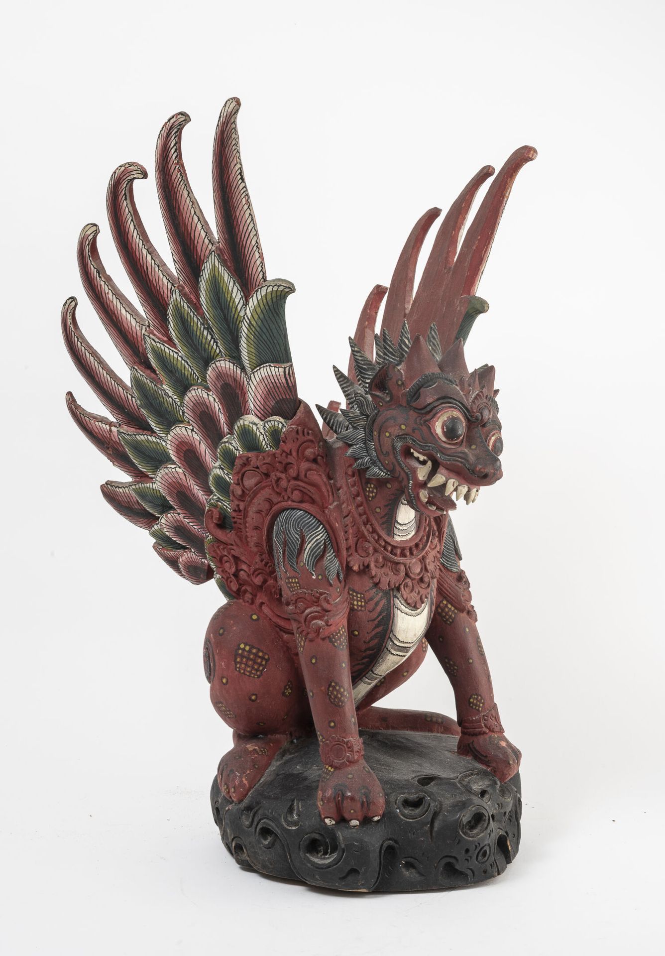 Bali, Indonésie Dragon en bois polychrome, aux ailes amovibles. 

H. : 49 cm. - &hellip;