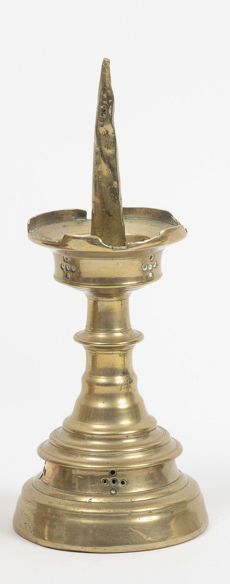 PAYS BAS méridionaux, XVème siècle 一件青铜门神，轴上有一个扁平的中间结，底座和碗是圆形的，有模有样，有一个石榴裙边的杯子，装&hellip;