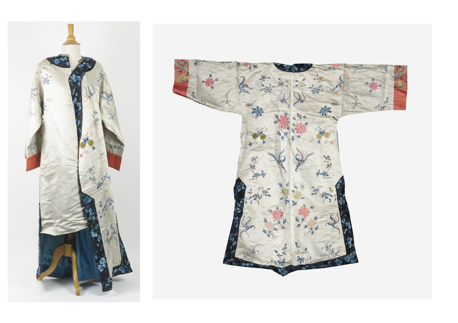CHINE, début du XXème siècle 珍珠灰色丝缎长外套，绣有多色花、水果和风格化昆虫。

黑色和蓝色的编织边框，带有套房的装饰。

袖子反&hellip;