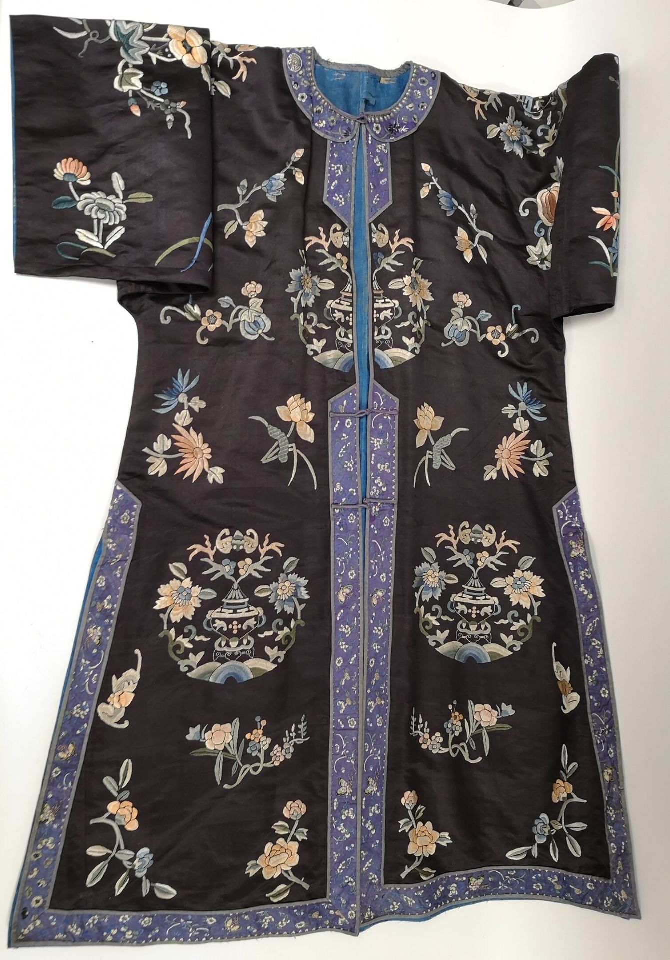 CHINE, Début XXème siècle Tunique longue en soie noire brodée de motifs floraux &hellip;