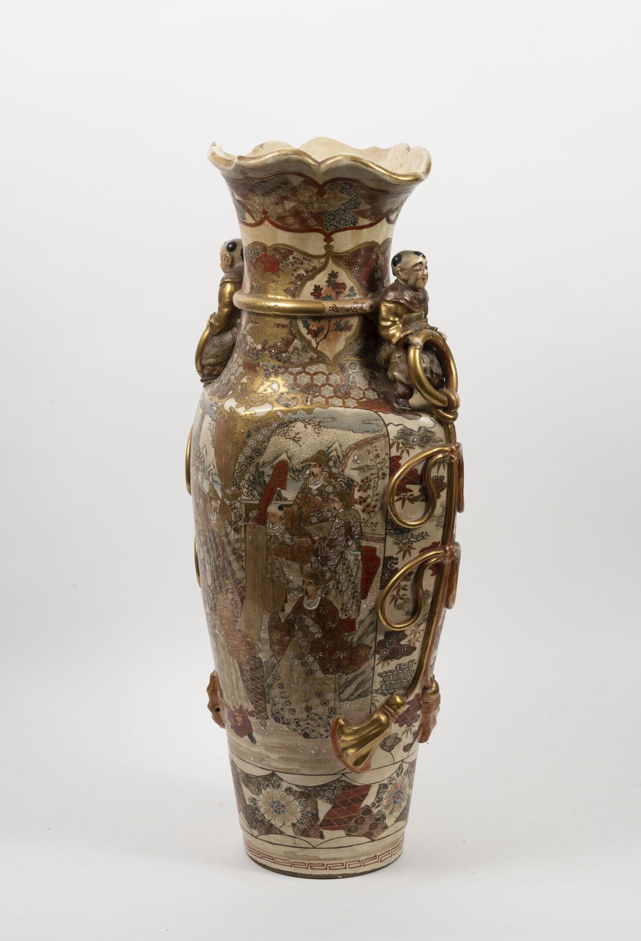 JAPON, Satzuma, première moitié du XXème siècle 一个大型的陶制花瓶，阳台形状，颈部狭窄，在雪山背景上镂空并装饰有&hellip;