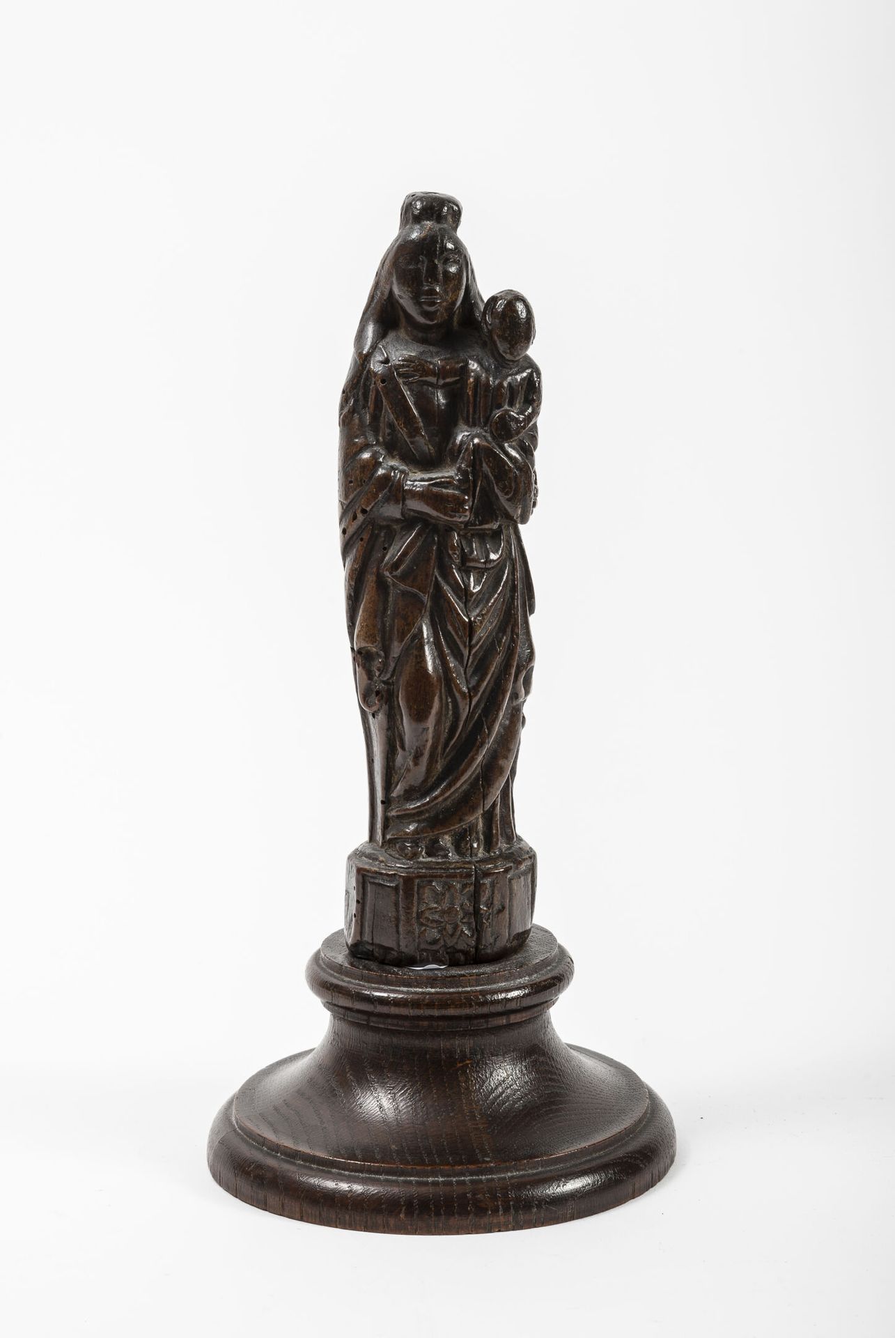 FRANCE, XVIIIème-XIXème siècles 圣母和孩子在铜化木中。

基地添加。

H.20.2厘米，不含底座。

戴在脸上和手上。背部是有&hellip;