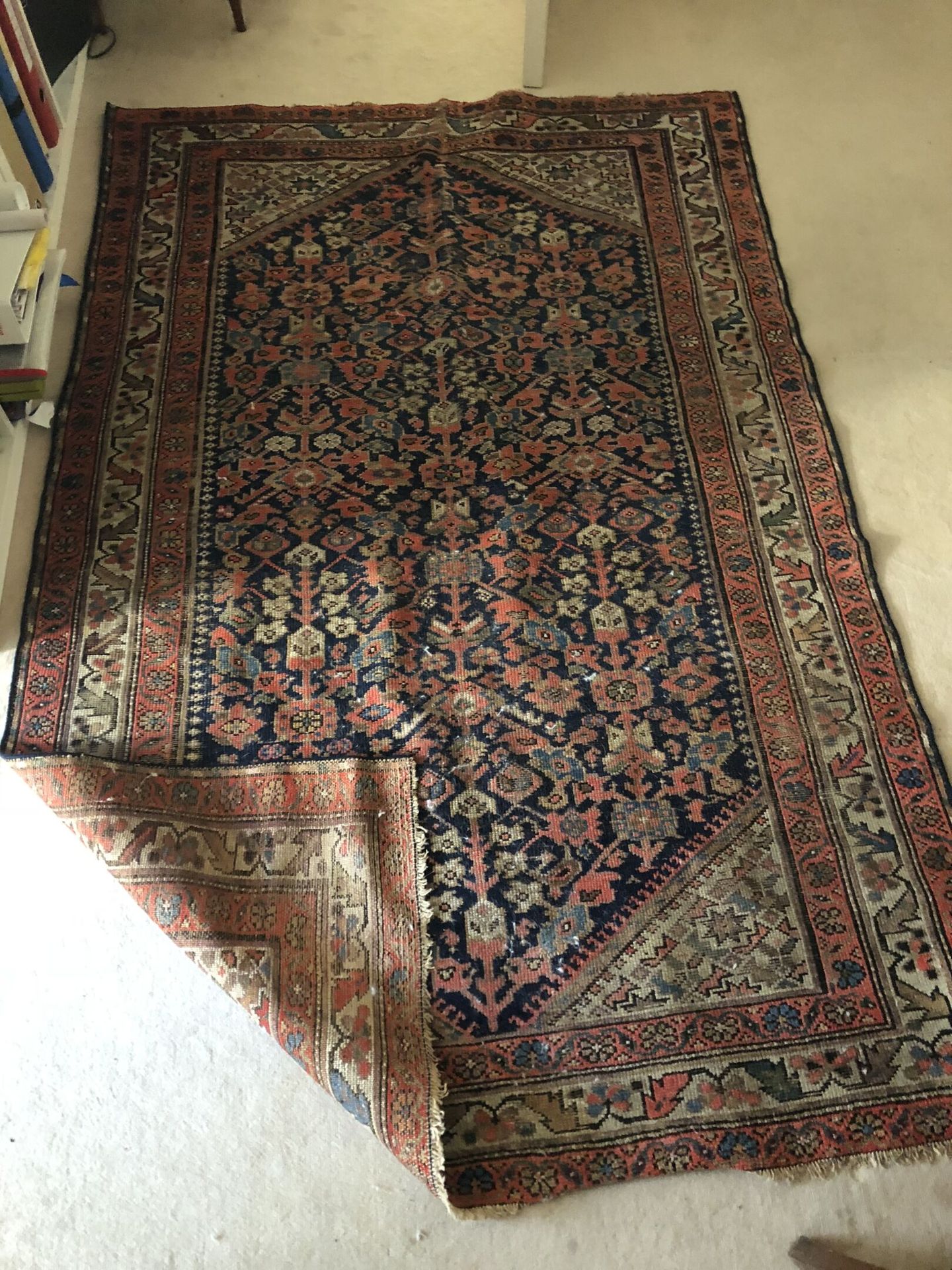 CAUCASE, XXème siècle 
Wool carpet with floral decoration in a large rhombus wit&hellip;