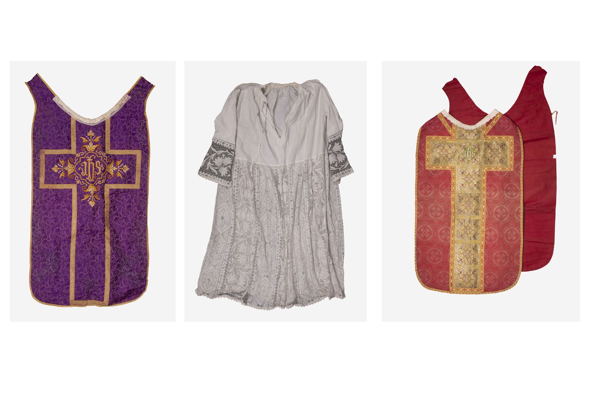 Vêtements liturgiques. - 多色袍，红色背景，黄色边框，有十字架和花的图案。

丝和棉。

长度：111厘米。

- 紫色背景的多色袍子的&hellip;