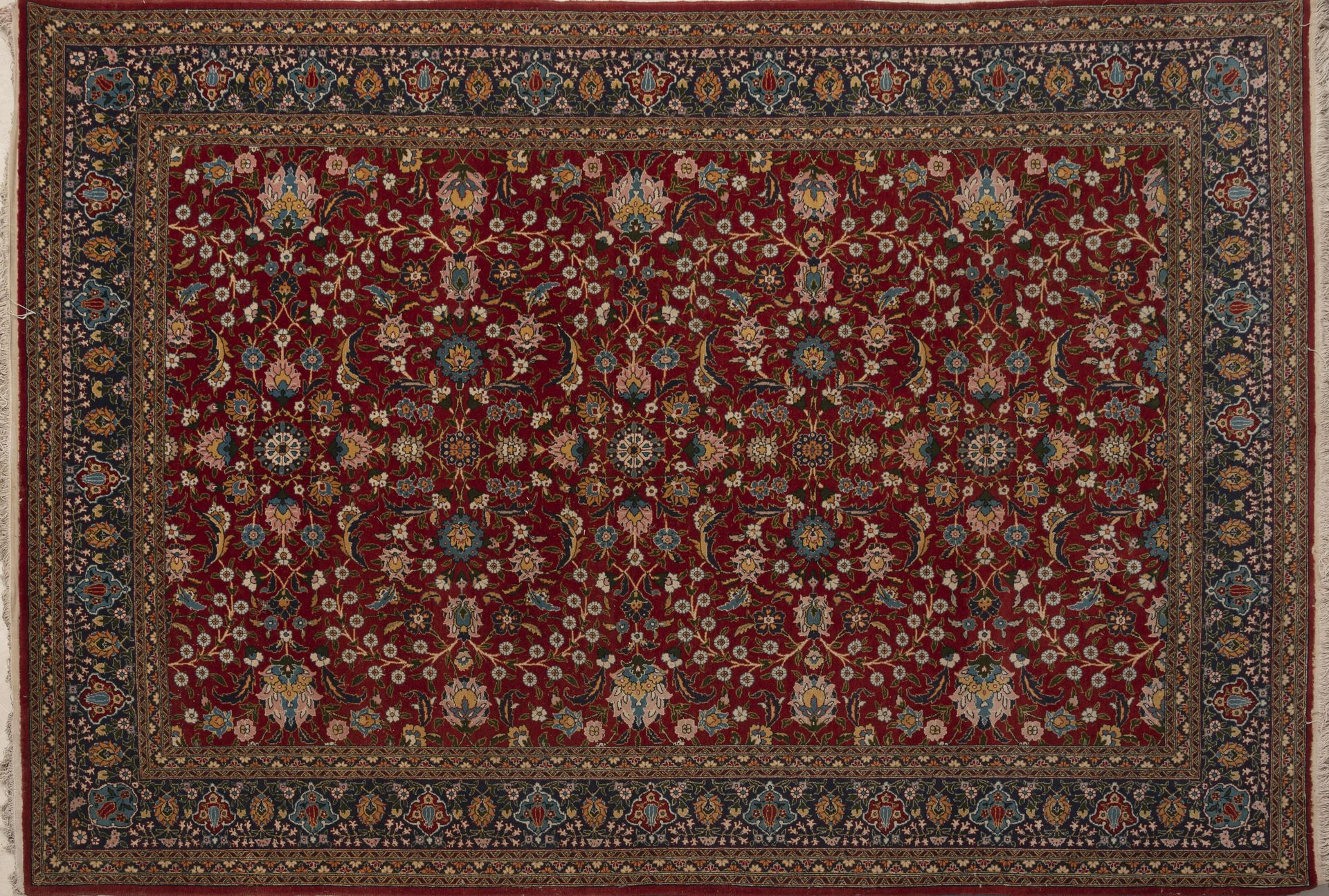 GHOUM, seconde moitié du XXème siècle 羊毛地毯，在红场上装饰有花冠和花卷。

三条带子，中央的带子更宽，有午夜蓝背景的风格&hellip;