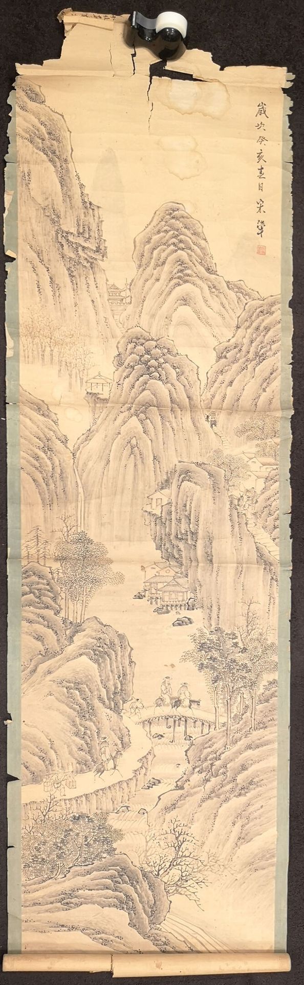 CHINE, XIXème-XXème siècles 一套三幅水墨画。

- 山区景观，有佛塔和骑马或步行的人。

右上方有签名

76 x 49.5厘米左右&hellip;