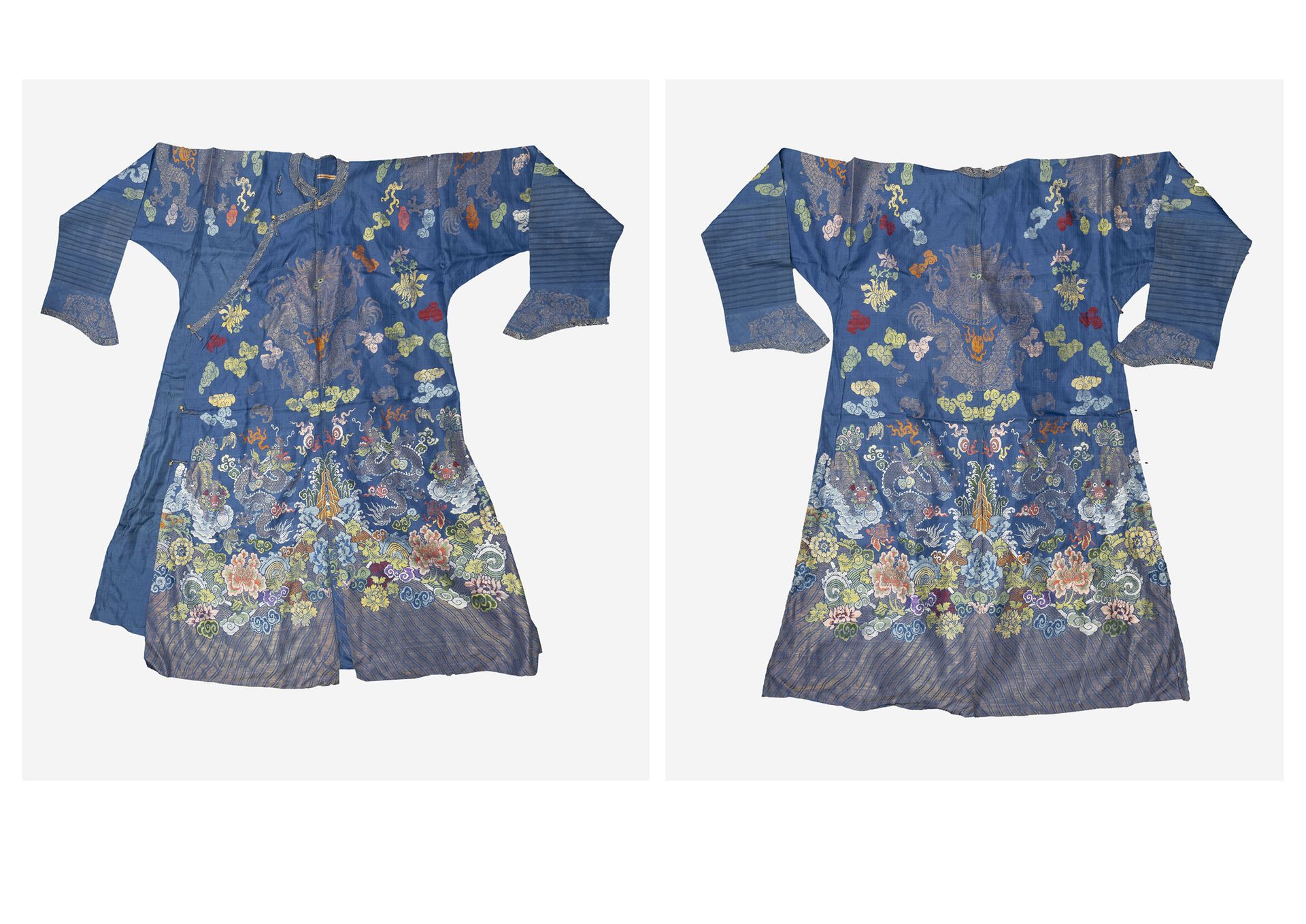 CHINE, début du XXème siècle Langer Mantel aus nachtblauem Stoff mit gewebter, m&hellip;