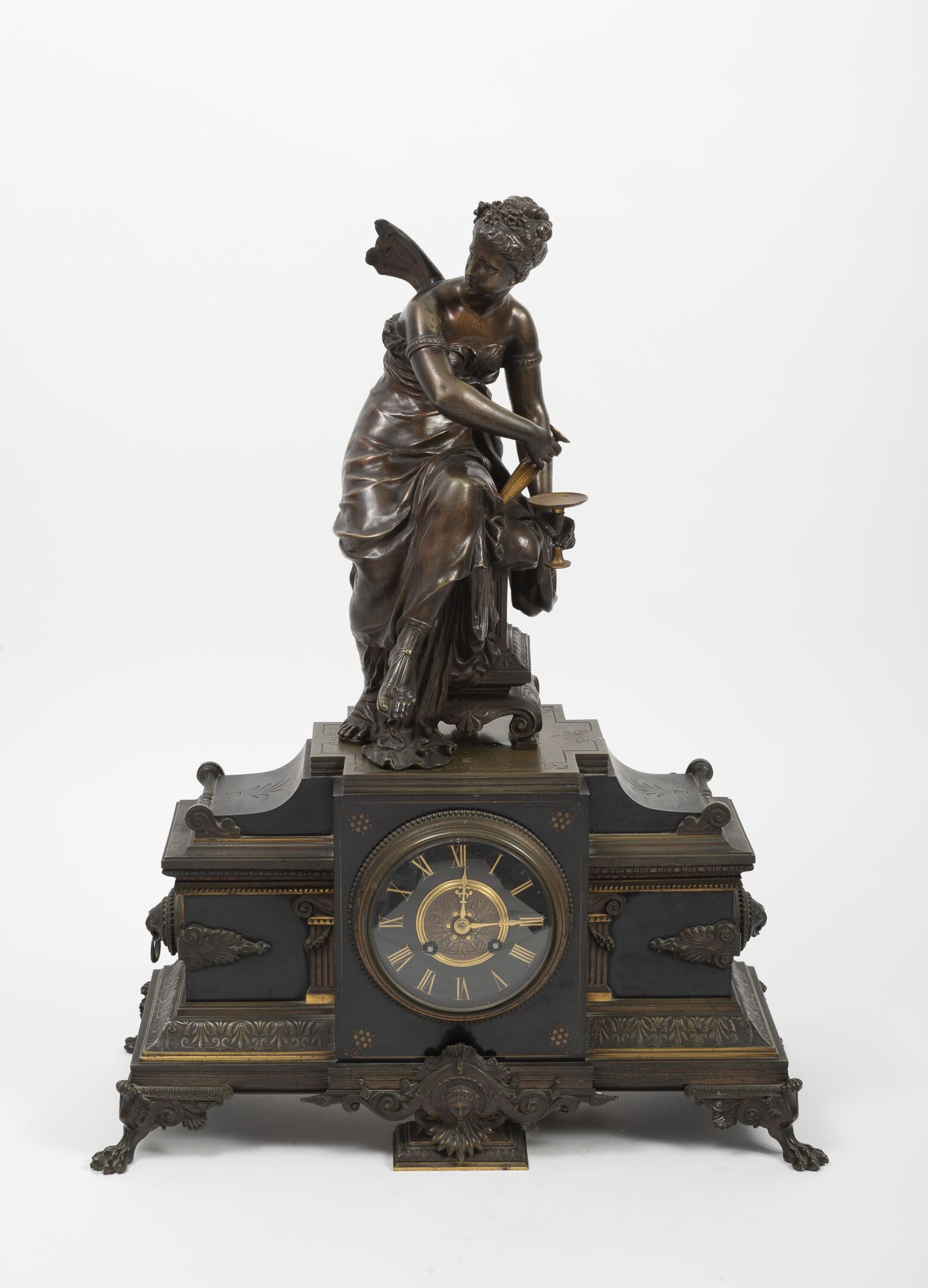 FRANCE, seconde moitié du XIXème siècle, style néo Pompéien 一座黑色大理石钟，石棺状的钟身，中央有凸&hellip;