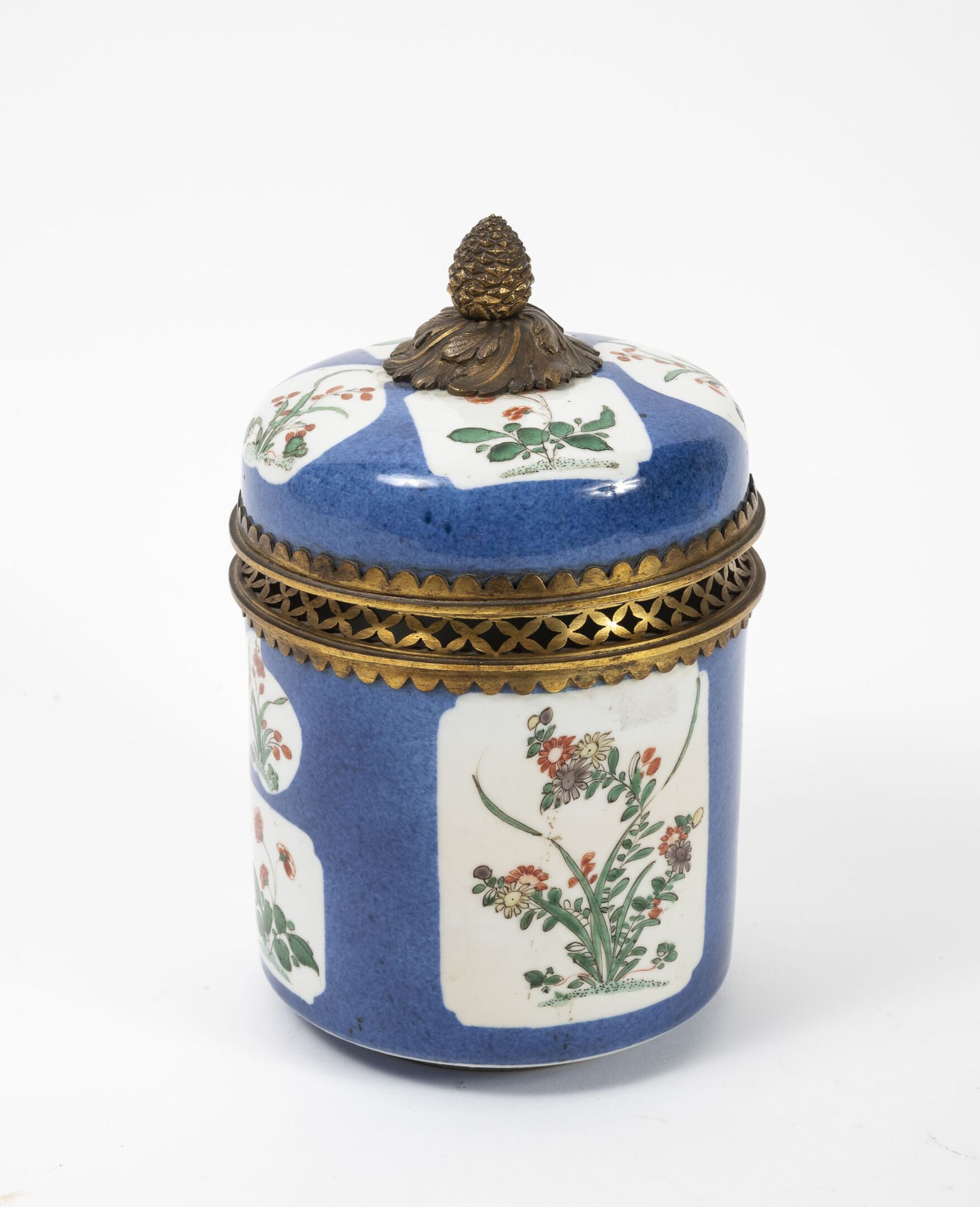 CHINE et FRANCE, XIXème siècle 蓝釉瓷盖壶，圆柱形底座，有白色储备花卉的多色装饰。

松果形手柄和镂空的鎏金铜四叶形框架。

H.&hellip;