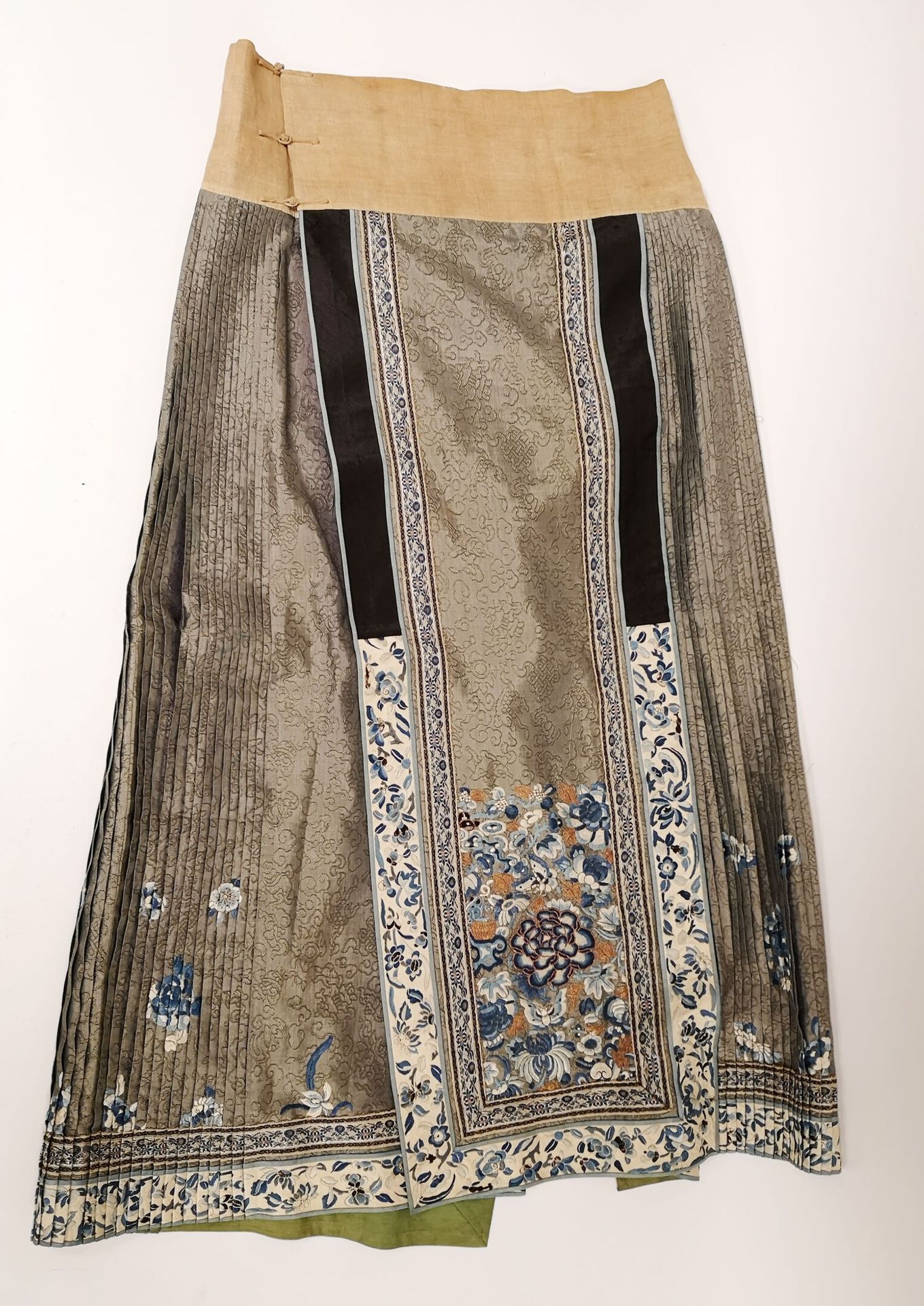 CHINE, débutdu XXème siècle Silver-grey silk skirt, lined with green silk, embro&hellip;