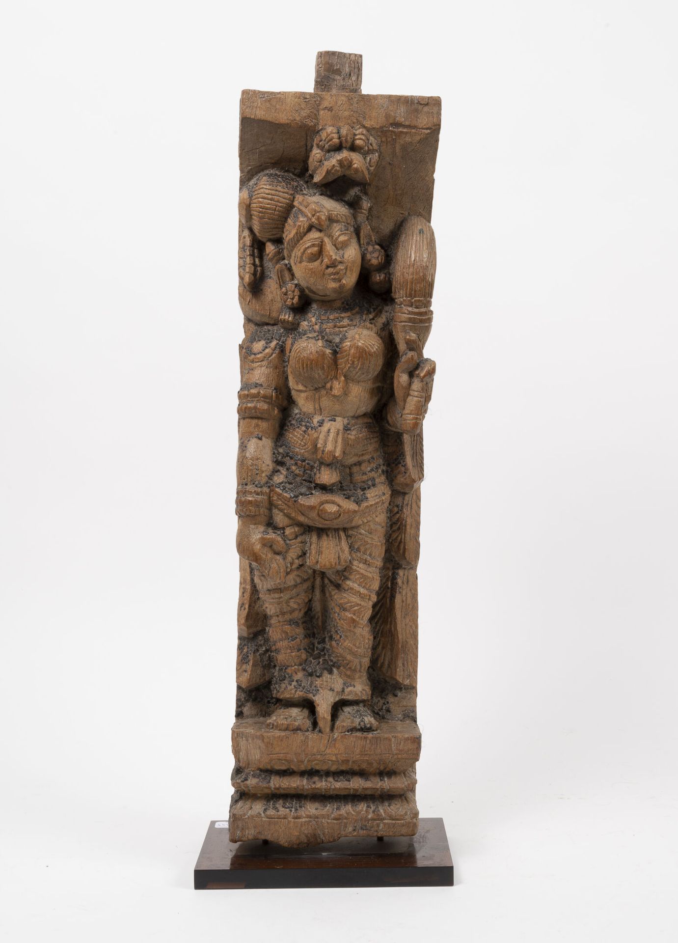 INDE, XIXème-XXème siècles 木雕高浮雕，展示一个拿着苍蝇拍的女人。

家具？

高：58.5厘米。

磨损、事故和部件丢失。