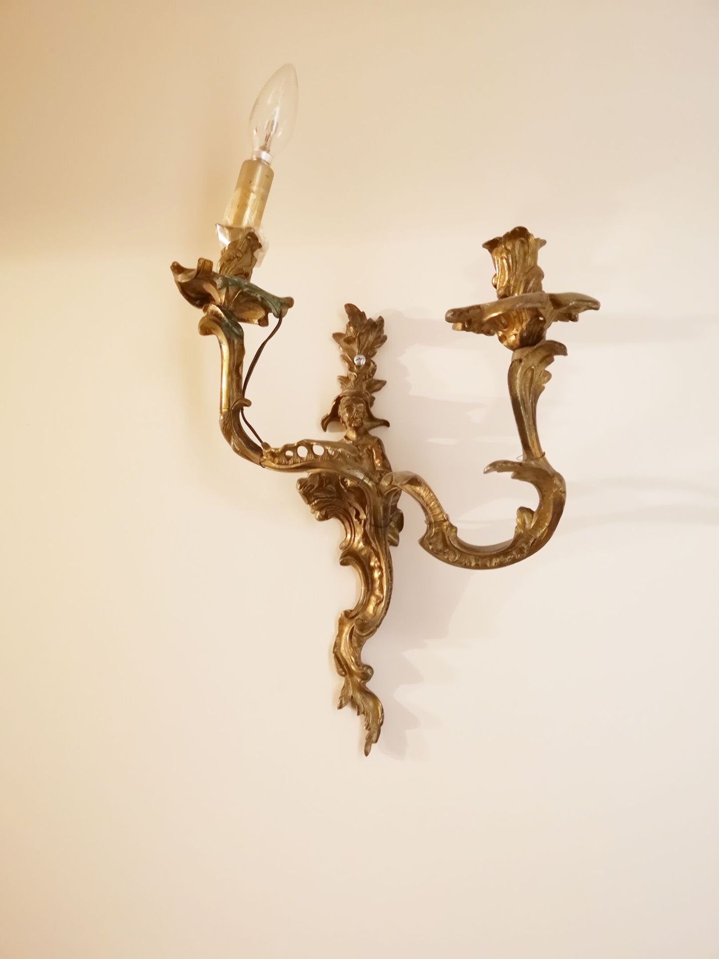 FRANCE, début du XXème siècle 
一对铜制的中国双臂壁灯。

路易十五风格。

电气化。

H.38厘米 - 宽度32厘米。

一个&hellip;