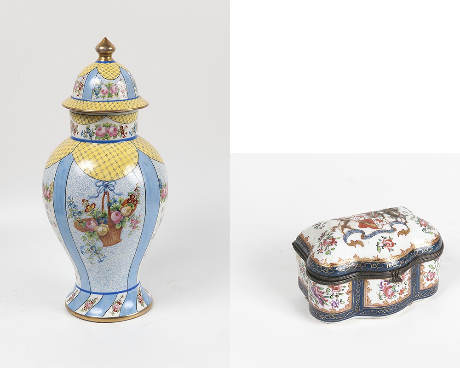 Null Dos piezas de porcelana:

- Caja al gusto de la Compagnie des Indes con dec&hellip;