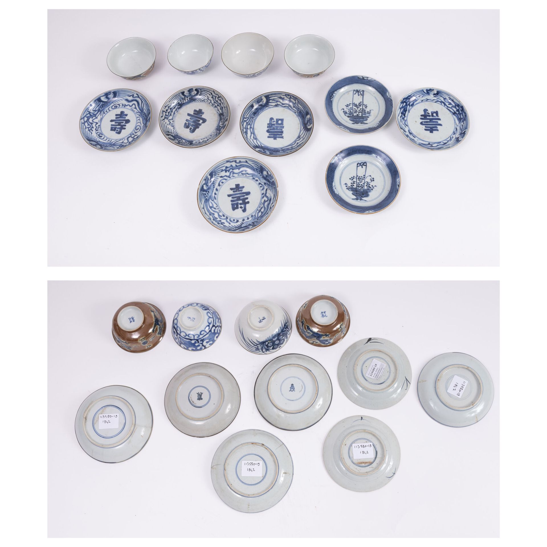 CHINE ou COREE, XIXème-XXème siècles 瓷器套装。

- 5个碟子，白蓝相间的凤凰和表意文字的装饰。直径：16.5厘米。

-&hellip;