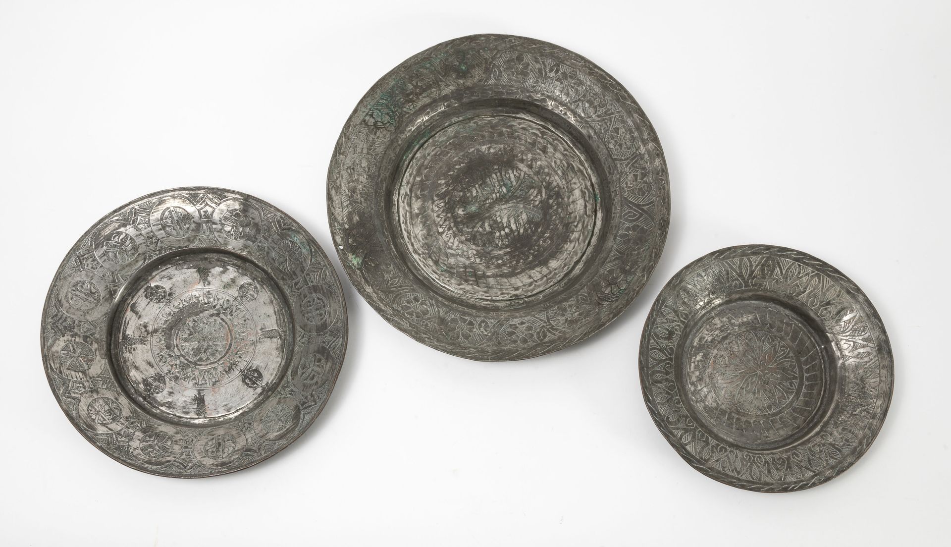 EMPIRE OTTOMAN, XIXème-XXème siècles Three circular dishes in tinned copper with&hellip;