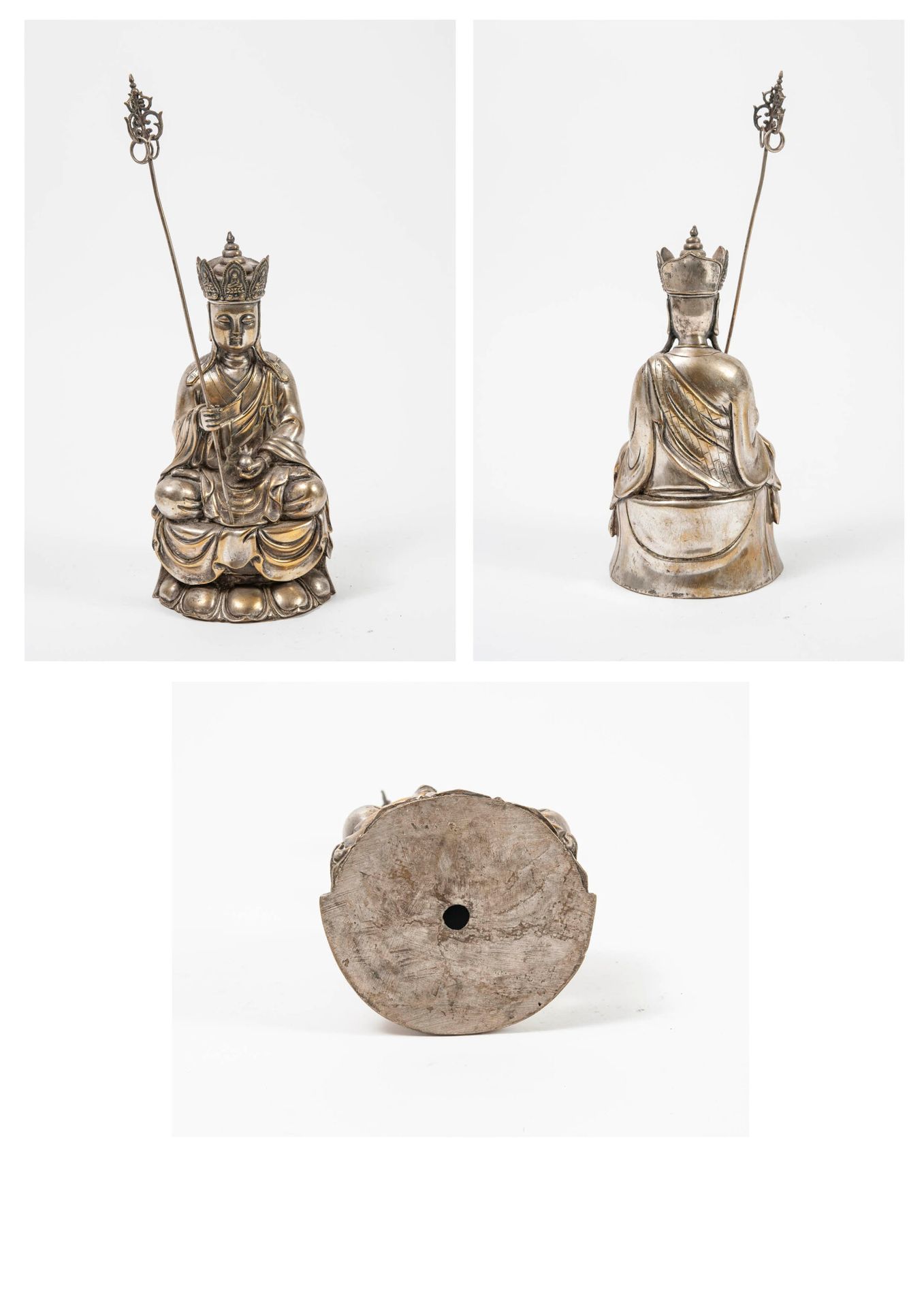 CHINE, début du XXème siècle 坐在莲花底座上的帕达玛萨那佛，手持棍子。

该主题是由脱脂黄铜制成的。

H.31厘米。

磨损、划痕&hellip;