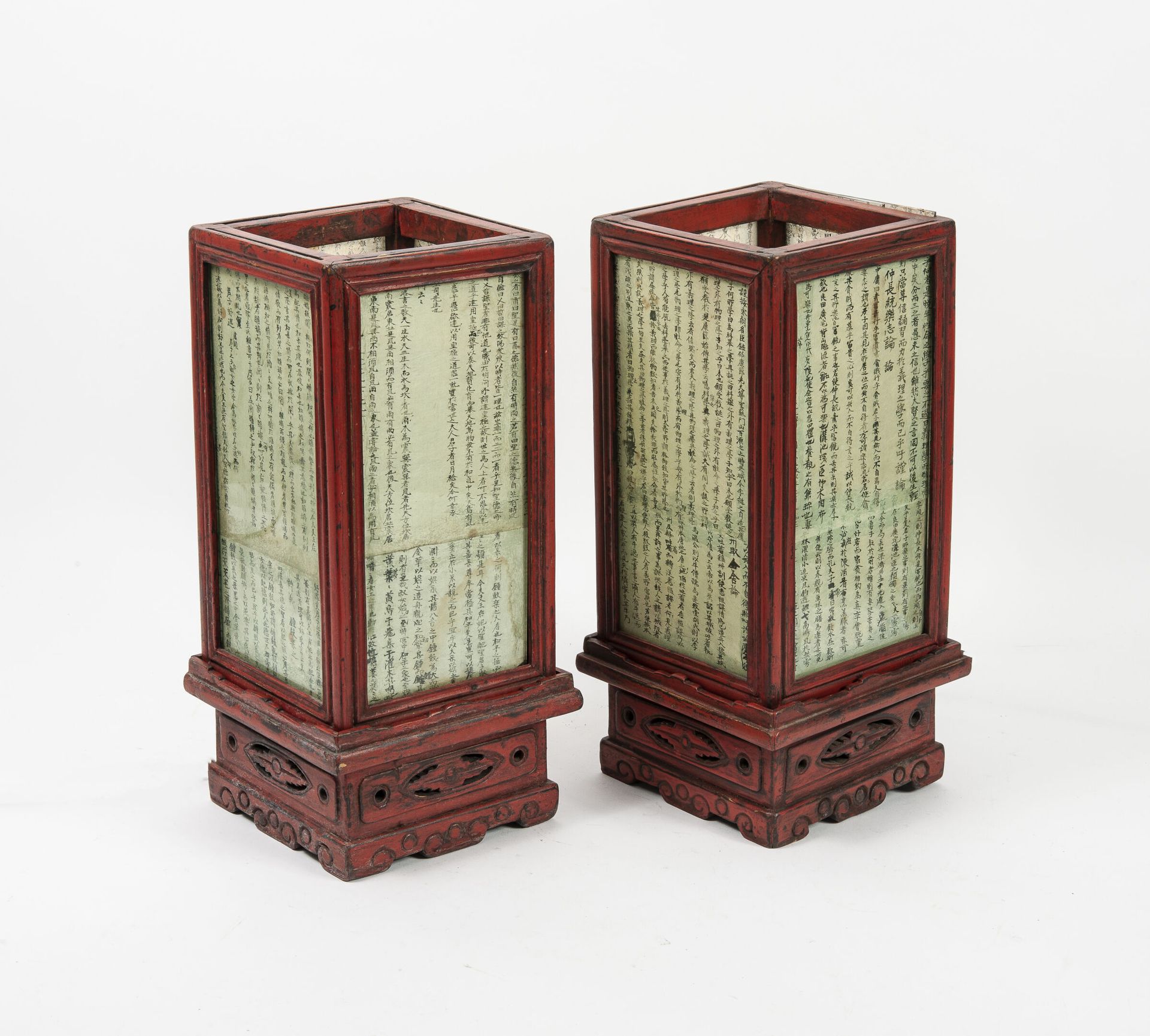 CHINE, XXème siècle 一对小型方形截面灯笼，模制和雕刻的木头，红漆和纸上书法。

磨损的
