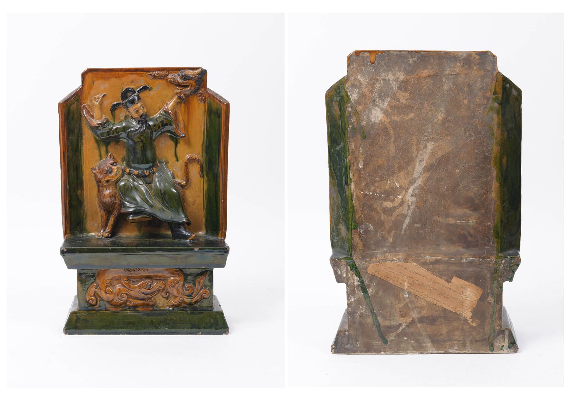 CHINE, XIXÈME SIÈCLE 珐琅彩石碑上装饰着一个坐在老虎身上的罗汉，放在一个装饰着龙的长方形底座上。

39 x 24.5 x 11厘米。

事&hellip;
