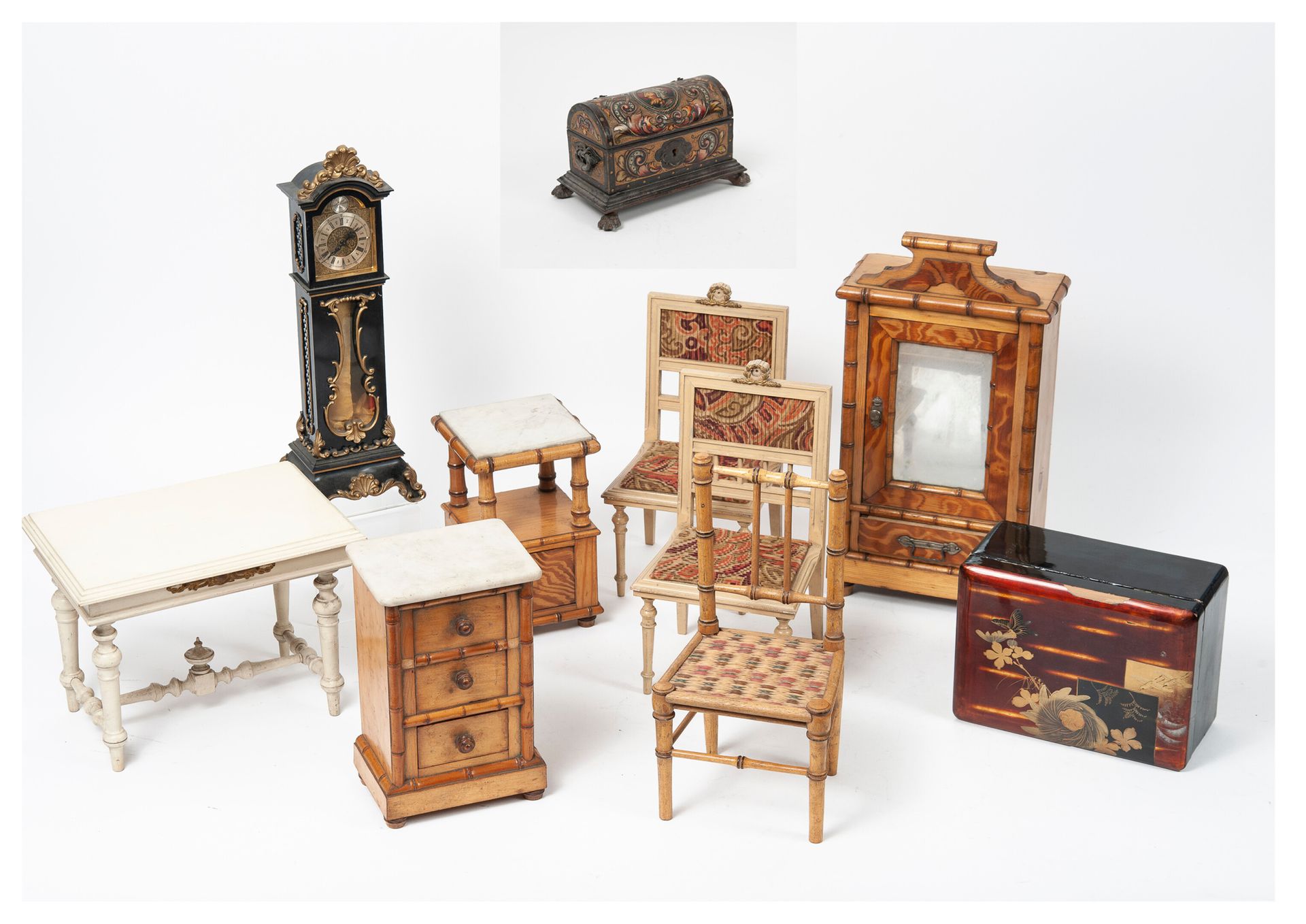 Mobilier miniature de poupée 地段包括 :

- 一对天鹅绒软垫椅。

- 带横杆的四脚桌。

- 草编椅子。

- 镶木钟。

-&hellip;