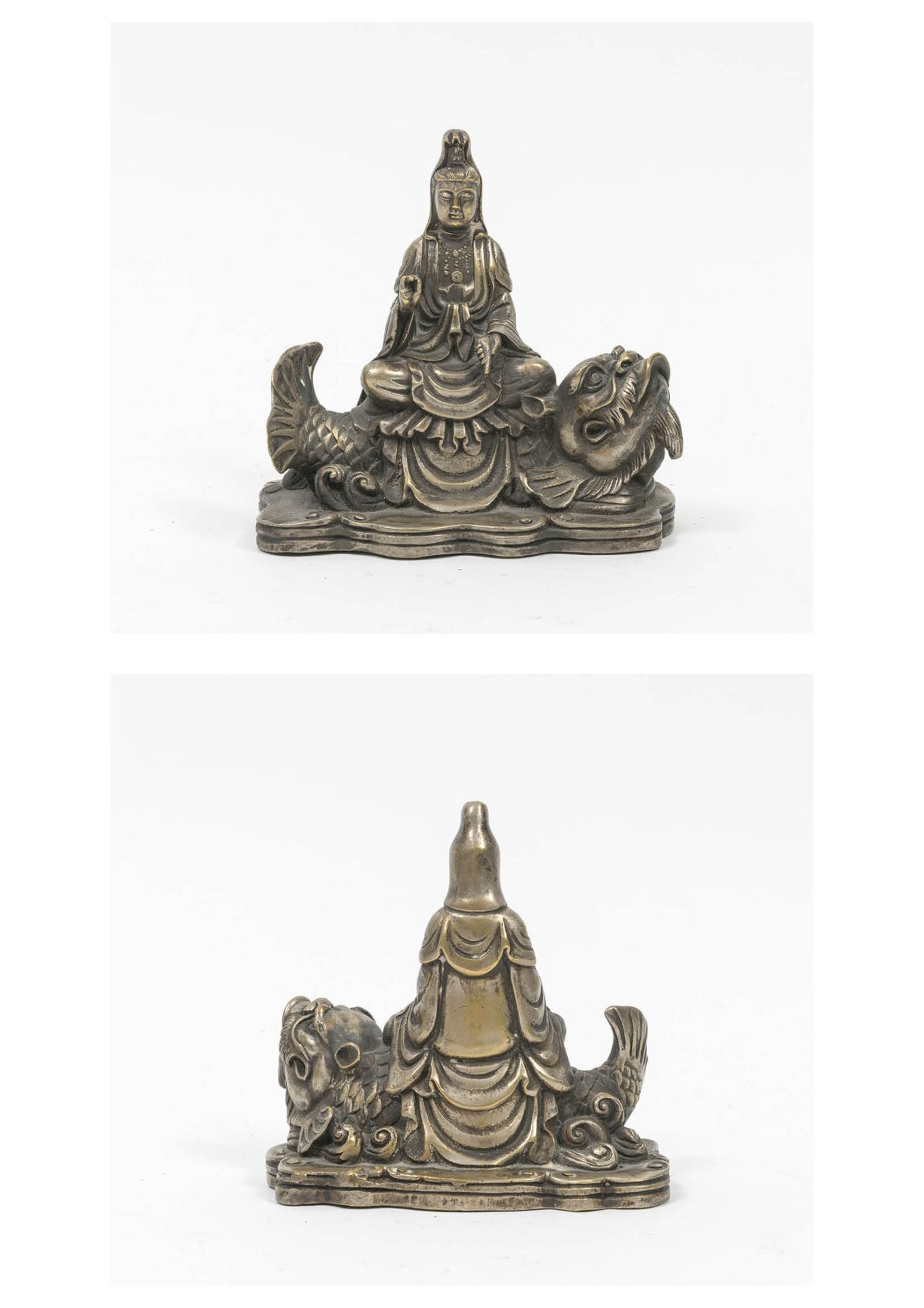 CHINE, XXème siècle 坐在鱼上的佛陀在一个有叶的底座上。

镀银金属雕像，有镀金的痕迹。

H.12厘米。- 宽度：12厘米。

磨损的铜锈。