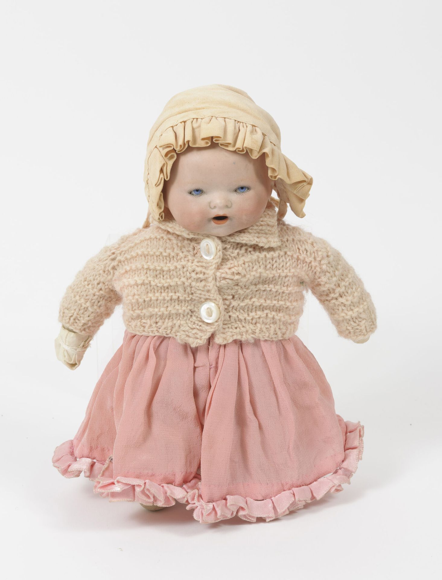 Null 德国娃娃，全瓷头，标有 "H.B.Germany "字样，涂有头发，睡眼，张嘴。布制的身体。

H.22厘米。

缺少舌头，穿在头发上的画。

粉红色&hellip;