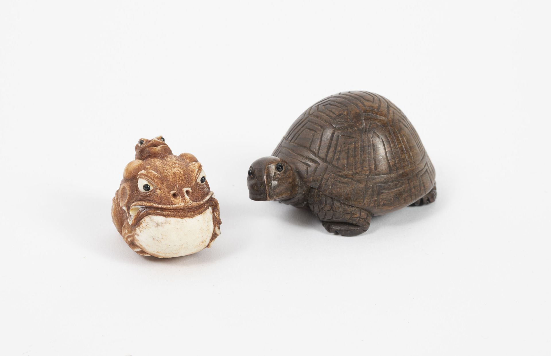 JAPON, XXème siècle Two netsukes :

- Carved wooden land turtle, with eyes inlai&hellip;