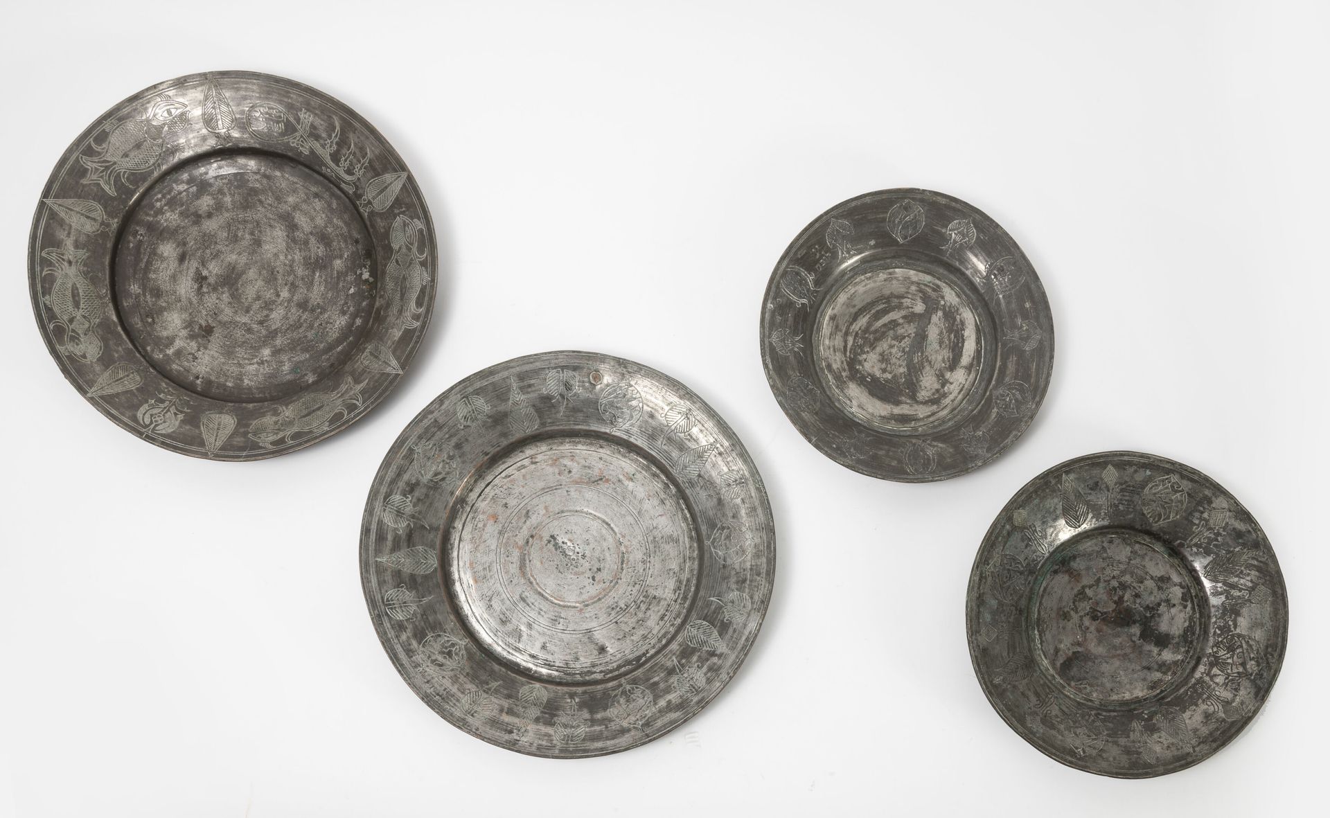 EMPIRE OTTOMAN, XIXème-XXème siècles 四个圆形镀锡铜盘，翼上刻有花、果、叶、鱼和风格化的卡图装饰。

有些有阿拉伯文的题字。&hellip;