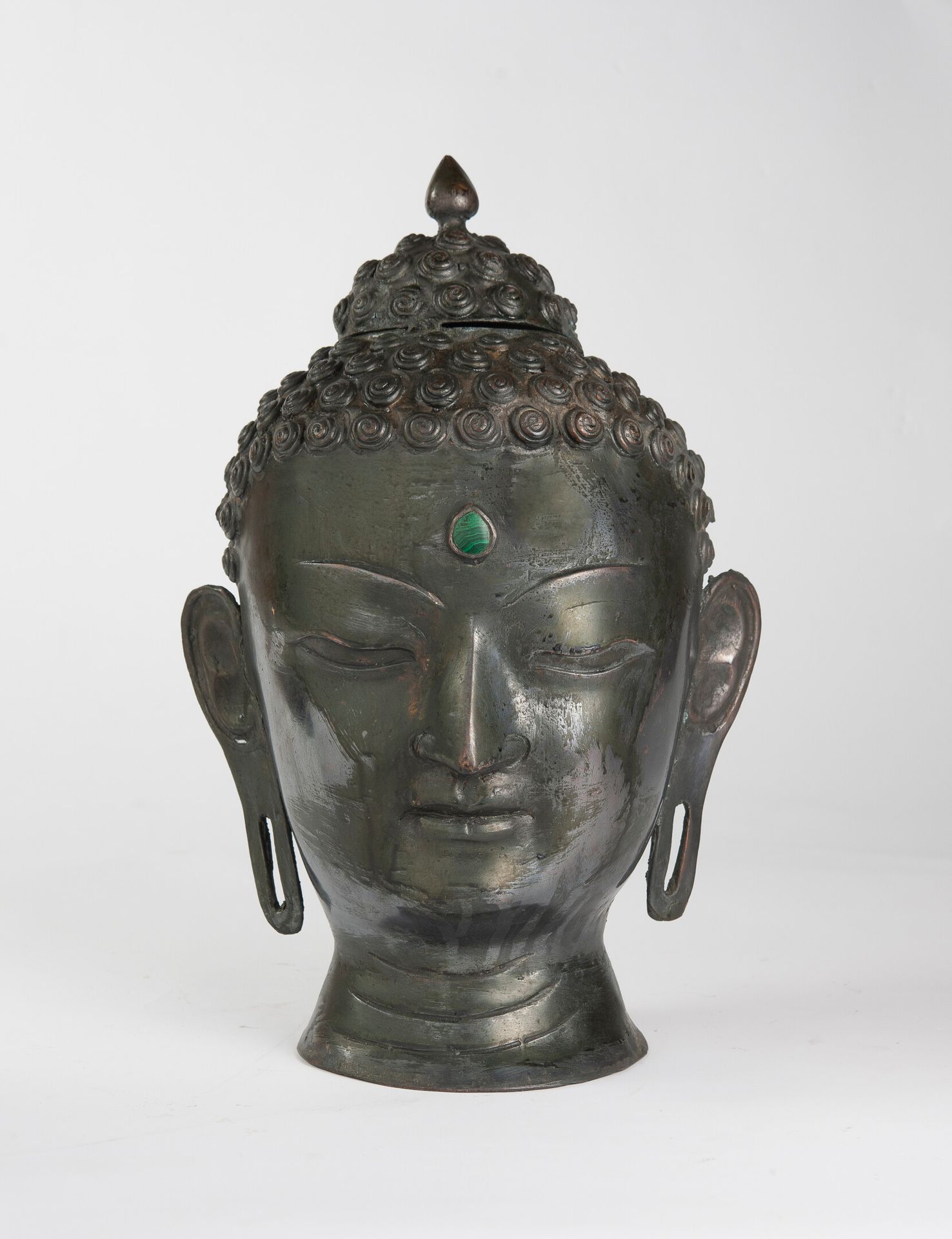 THAILANDE, Xxème siècle Tête de Bouddha en bronze à patine argentée noircie, au &hellip;