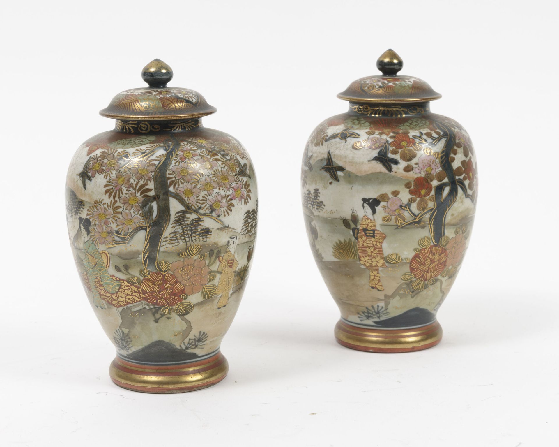 JAPON, Satsuma, début du XXème siècle. 一对有盖的瓷质阳台花瓶，多色和鎏金的山水人物装饰。

H.17.5厘米。

一个封&hellip;