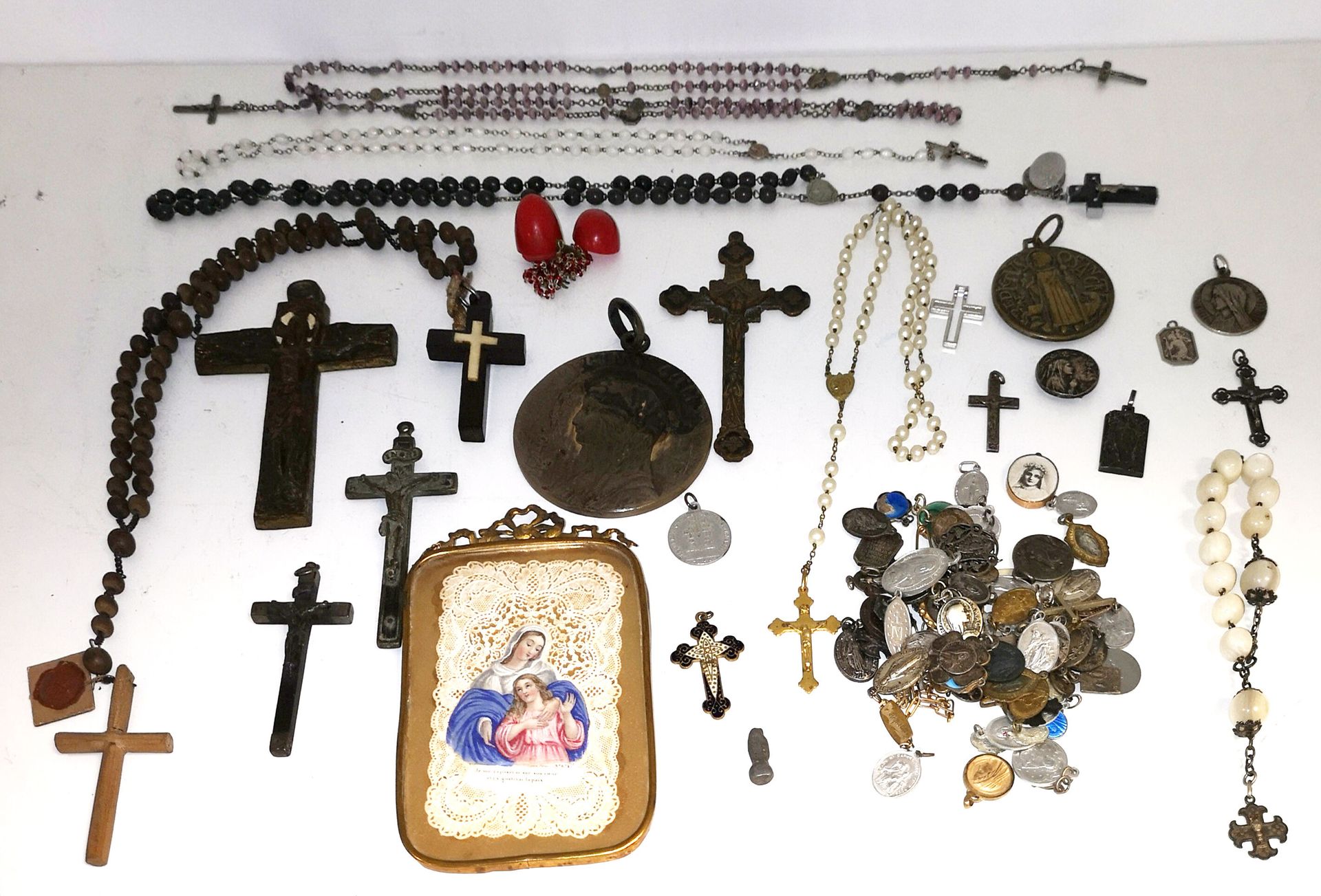 Null Set von religiösen Medaillen, Rosenkränzen, Kreuzen aus Metall, Bronze, Har&hellip;