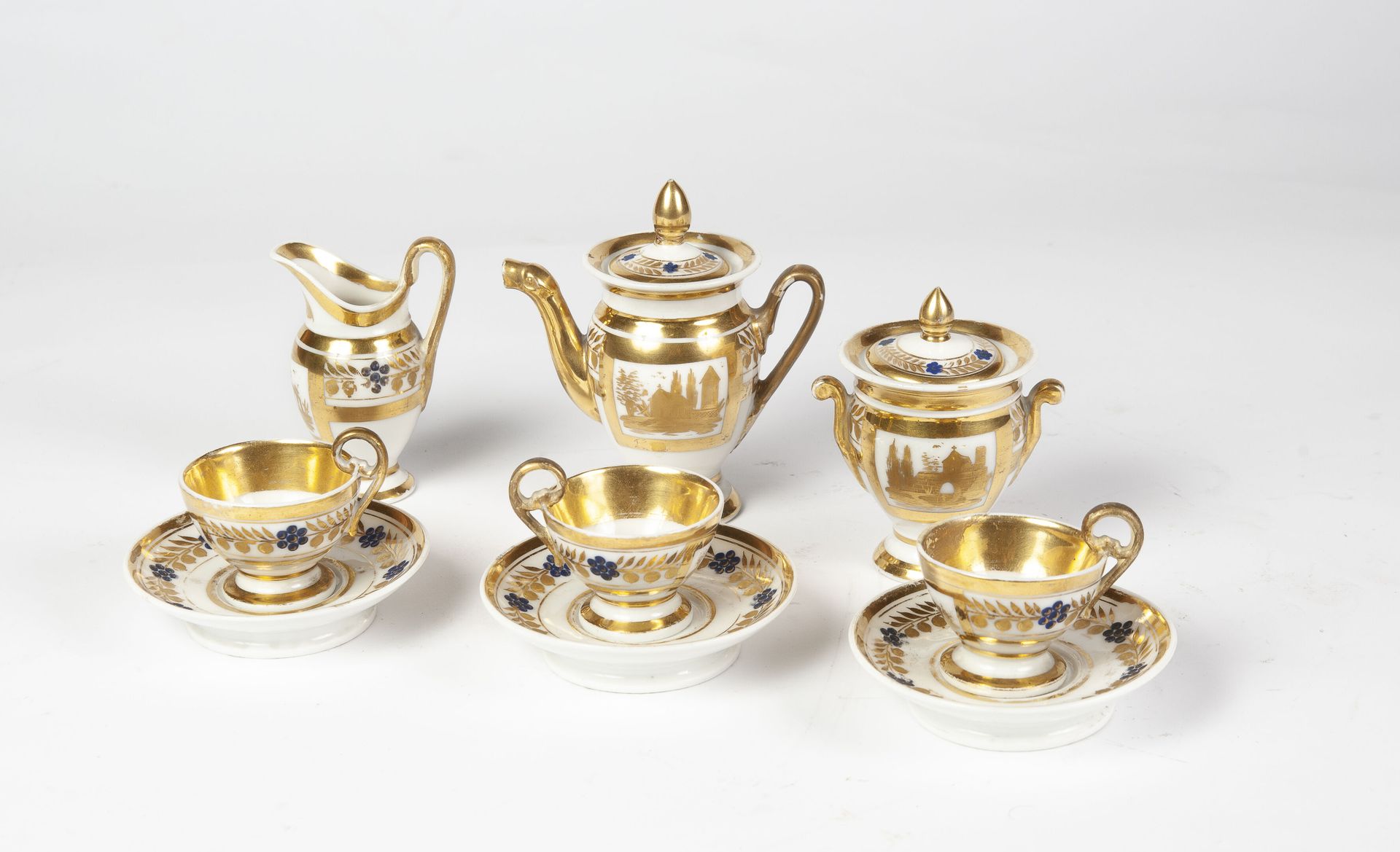 PARIS, vers 1830-1840 一套白色、金色和蓝色的瓷制餐桌咖啡，装饰有建筑或废墟的动画景观，丝带和水果以及黑莓，包括一个咖啡壶，一个糖碗，一个奶&hellip;
