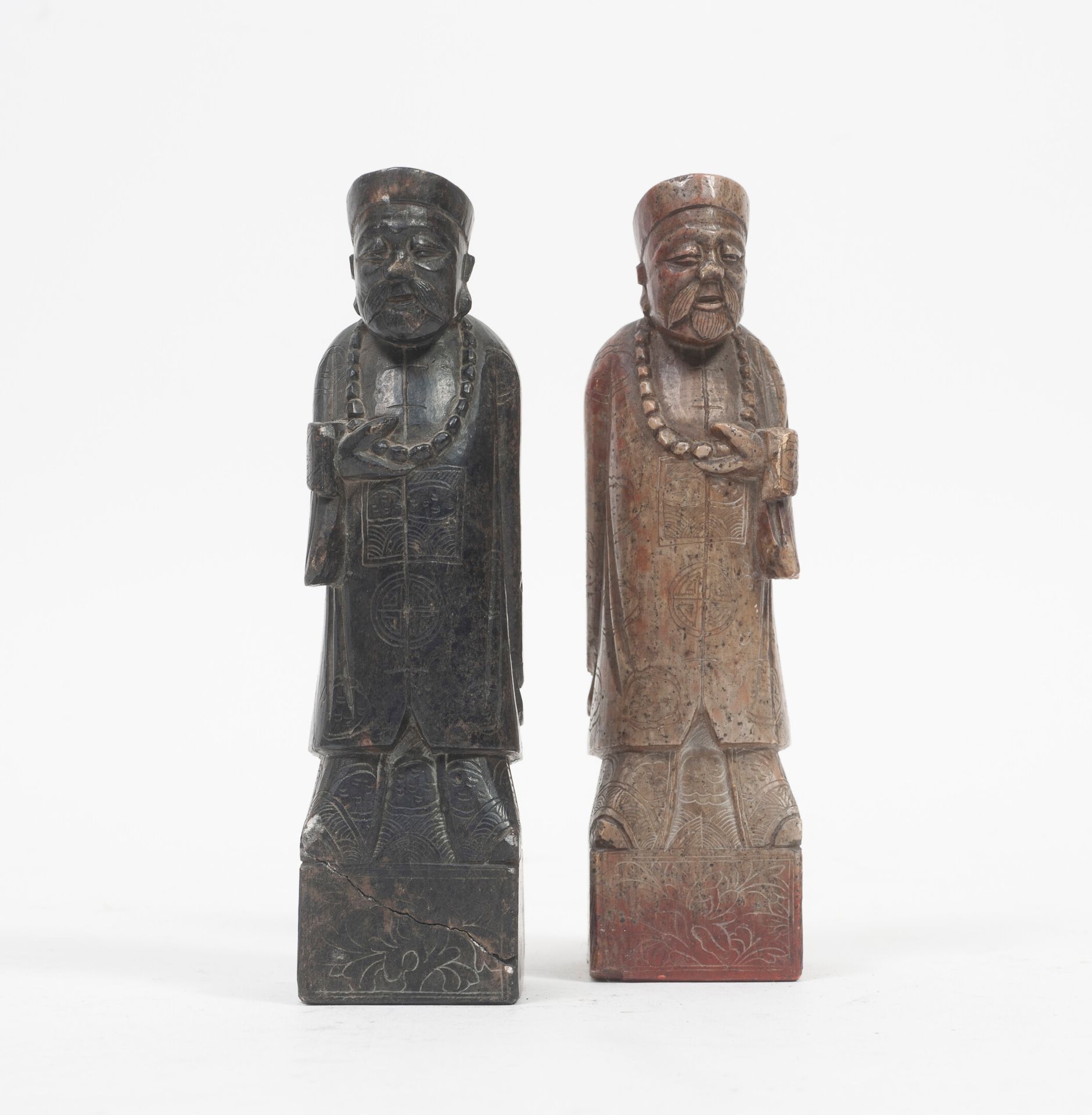 CHINE, fin du XIXème ou début du XXème siècles 身着长衫的贵族们，站在小基座上展示。

两个彩色皂石雕像。

H.&hellip;