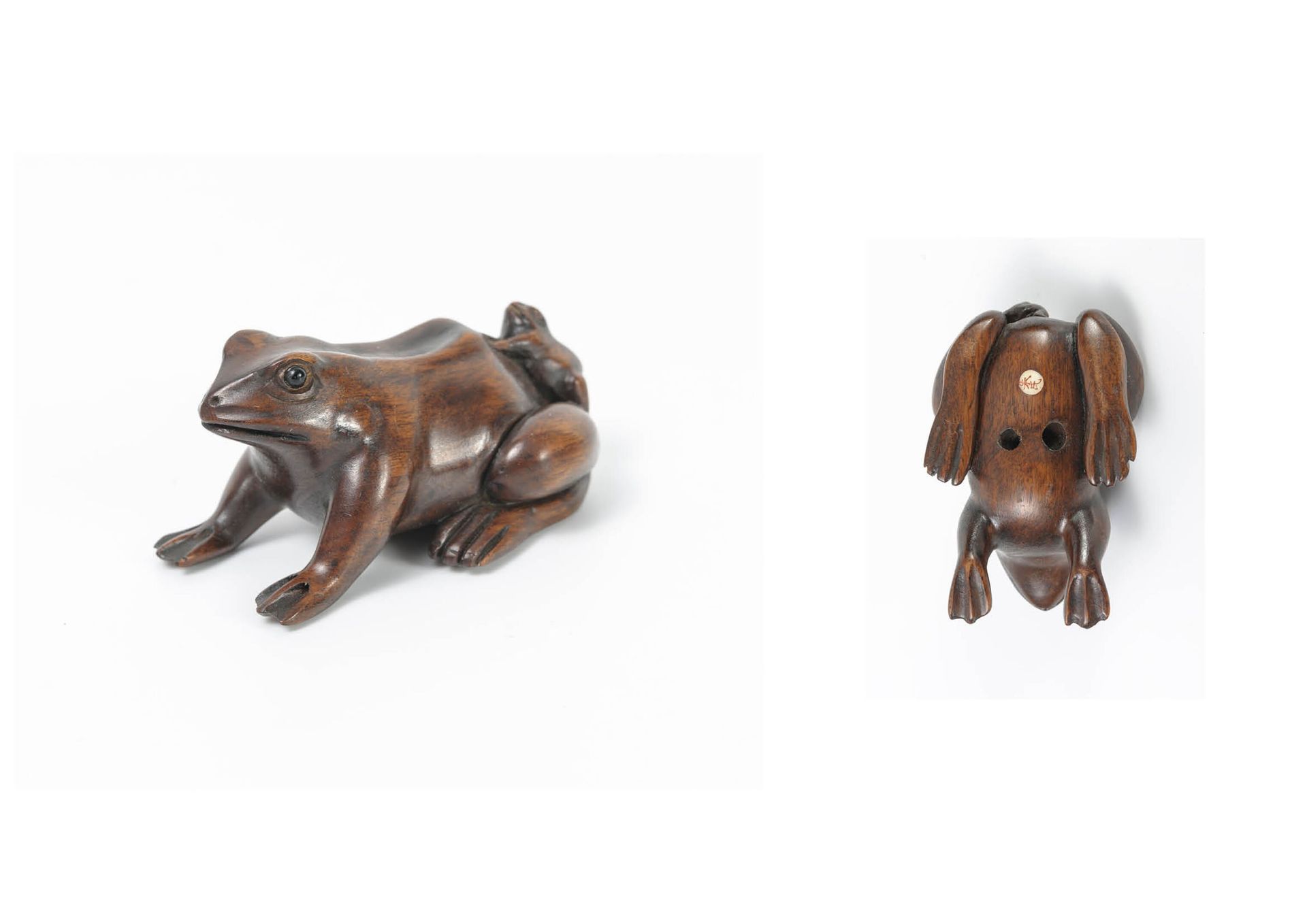 JAPON, XXème siècle Rosewood netsuke featuring a baby frog on its mother's back,&hellip;