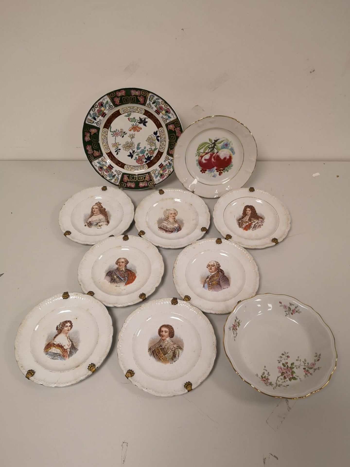 Null 一套7个印有法国国王和王后图案的精美陶盘。

磨损，有些裂缝。

ON JOINT :

两个盘子和一个陶瓷碗。