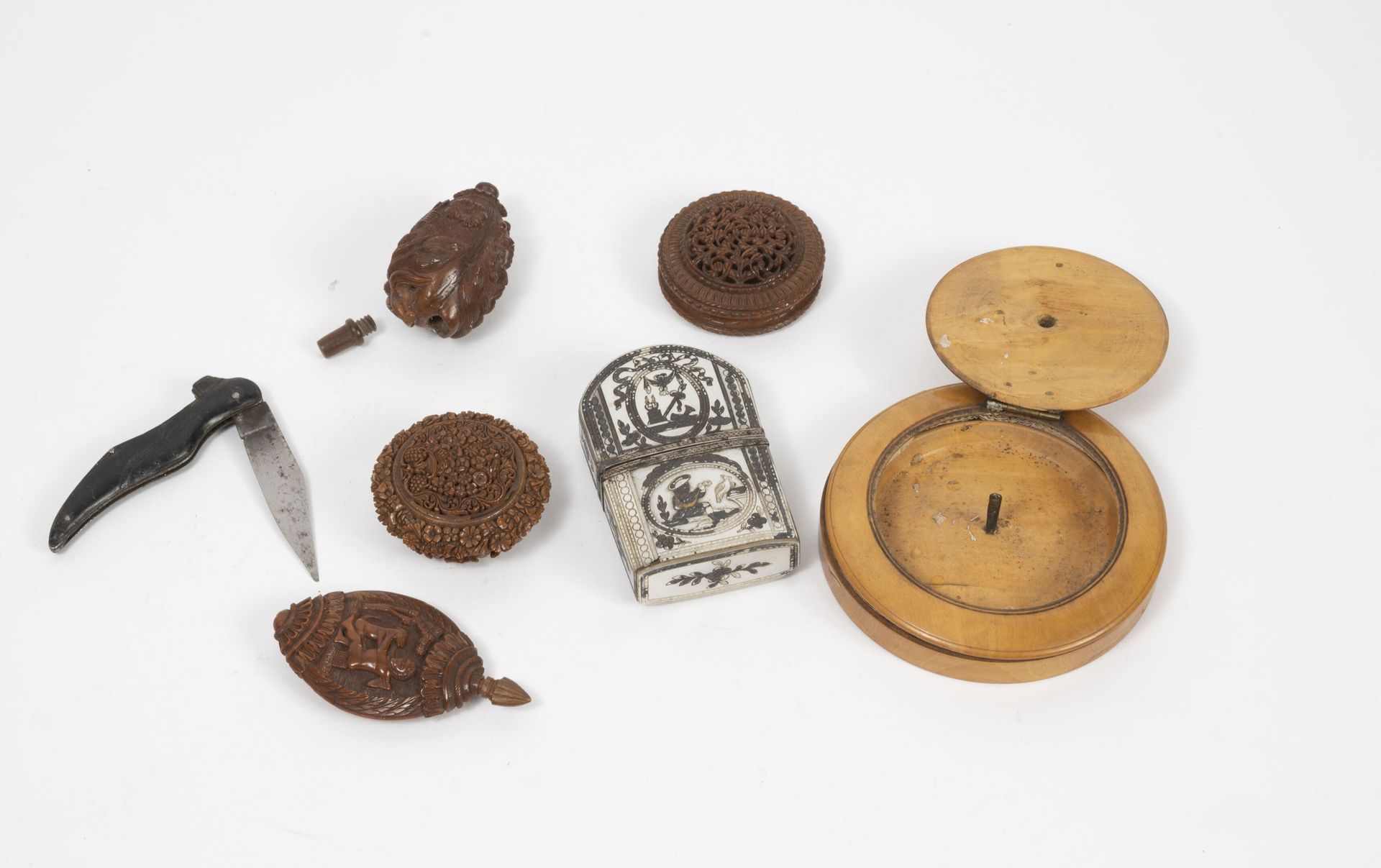 Petit lot d'objets de vitrine du XIXème siècle : - case necessary in white mothe&hellip;